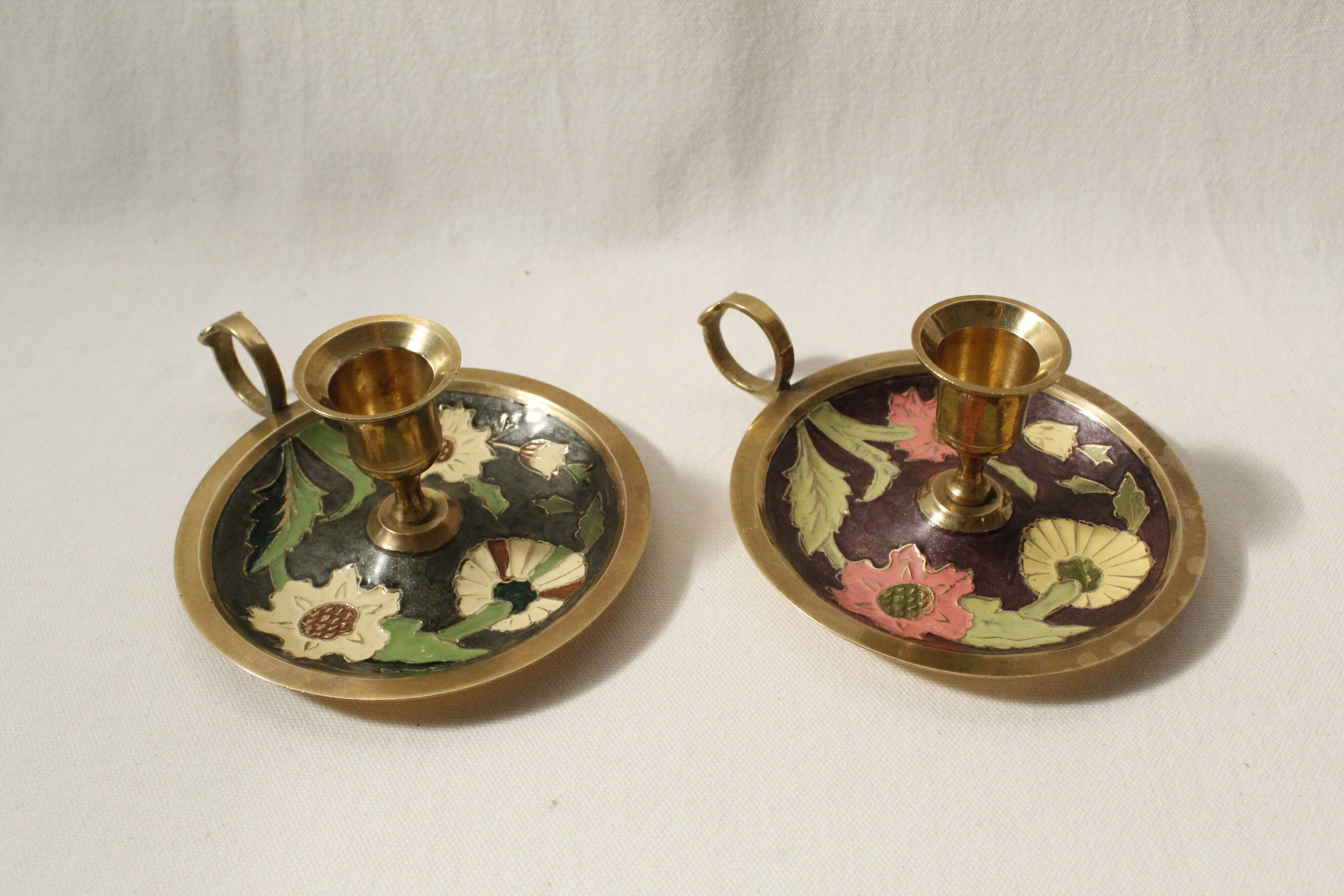 Set of 2 round golden metal candle holders and floral patterns