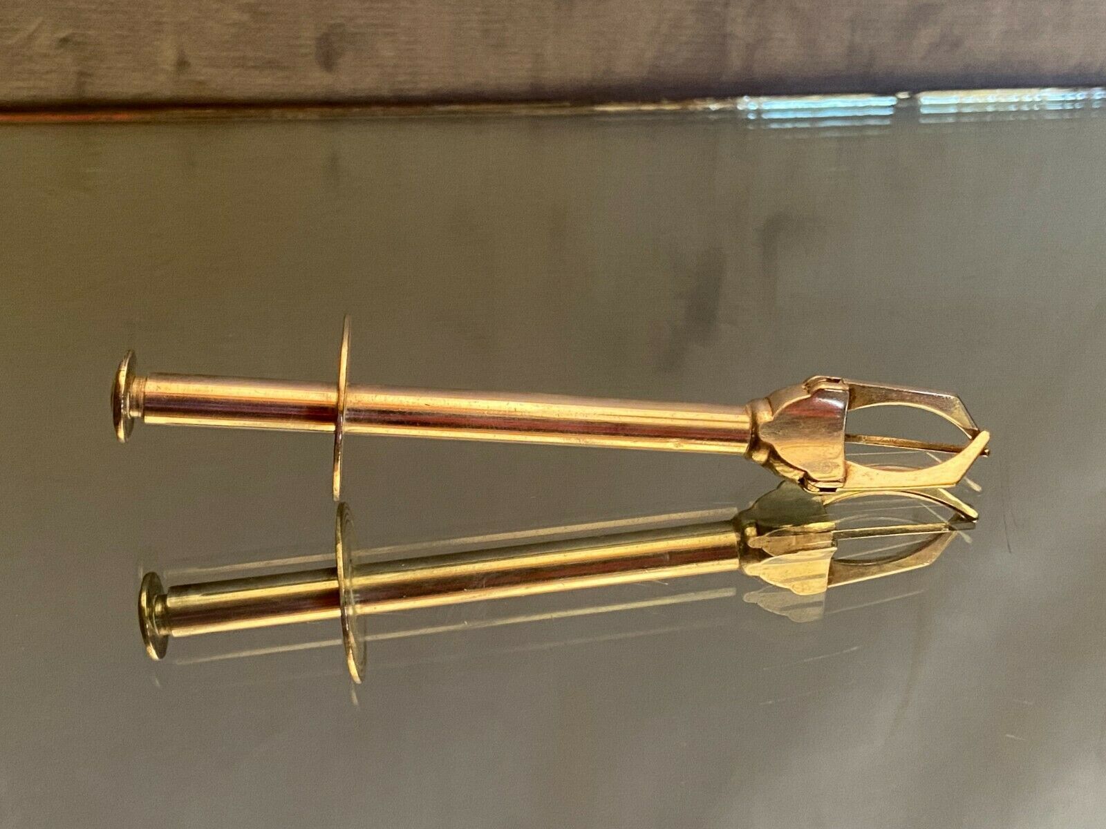 Silver metal crab type sugar clamp