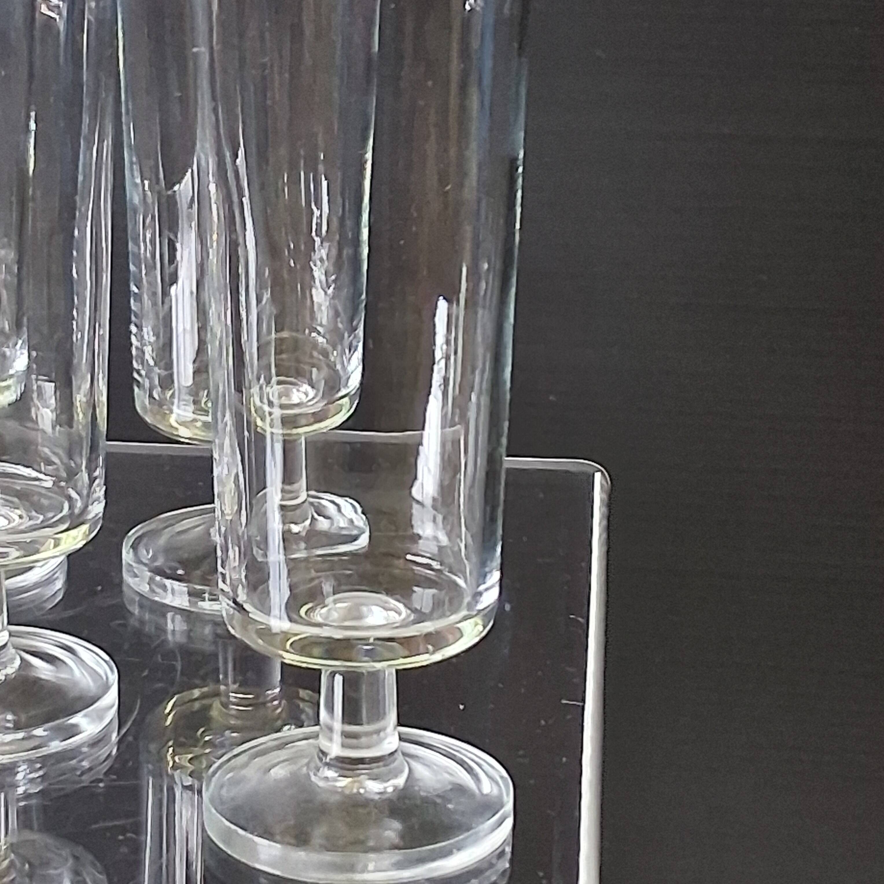 Set of 6 transparent glass flutes/coupes in very good condition.