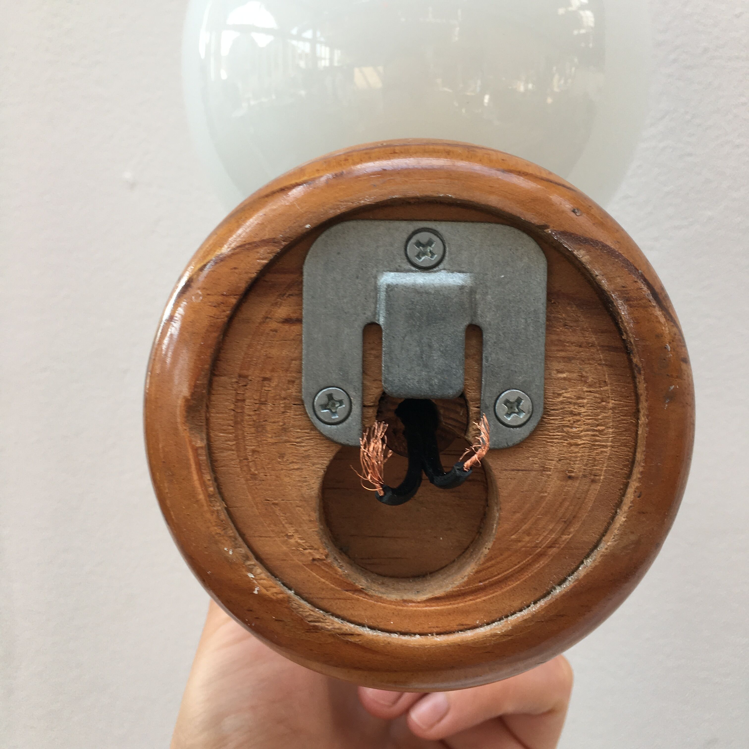 Modernist wall lamp in pine and opaline