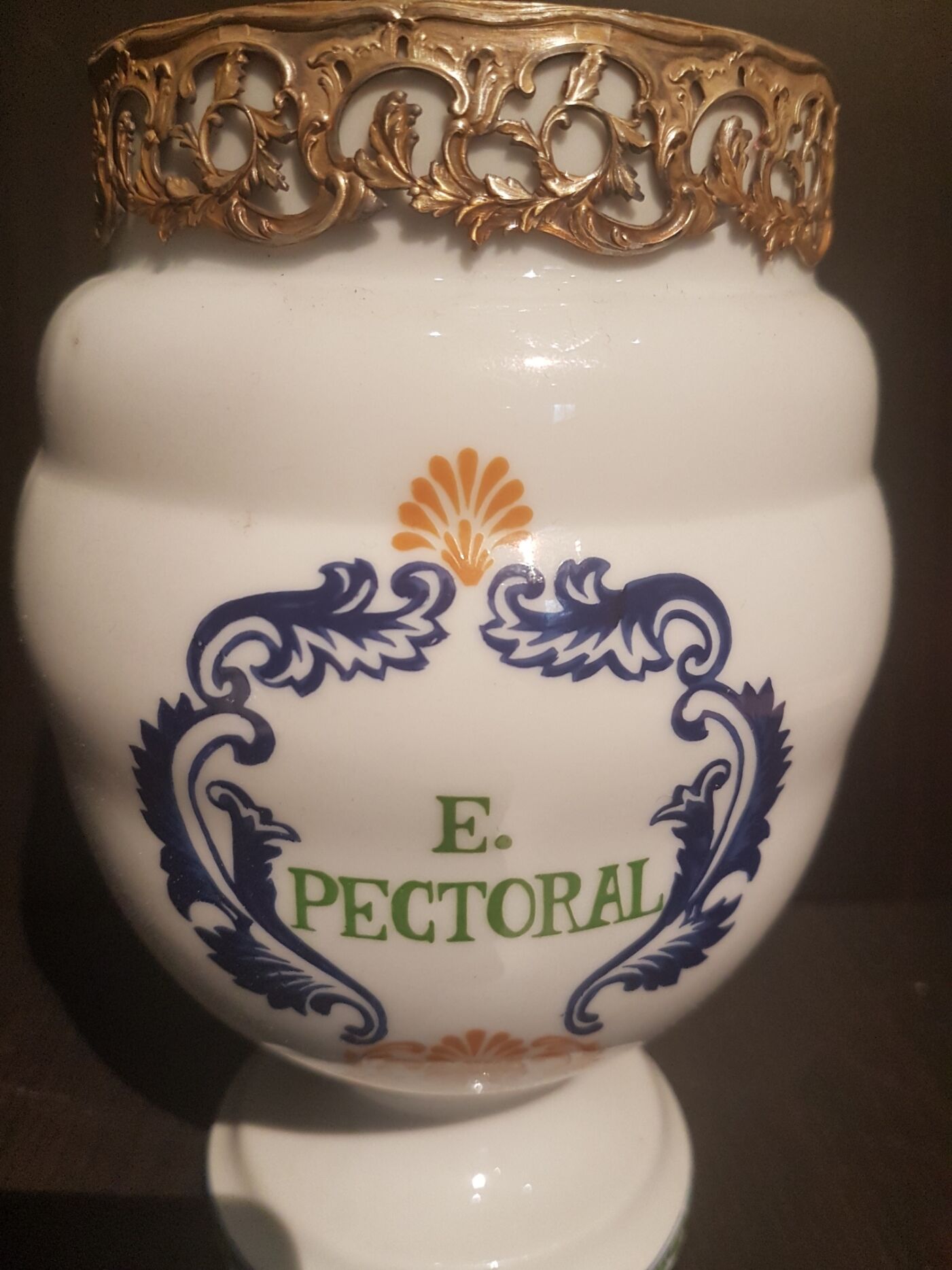 Porcelain pharmacy pot