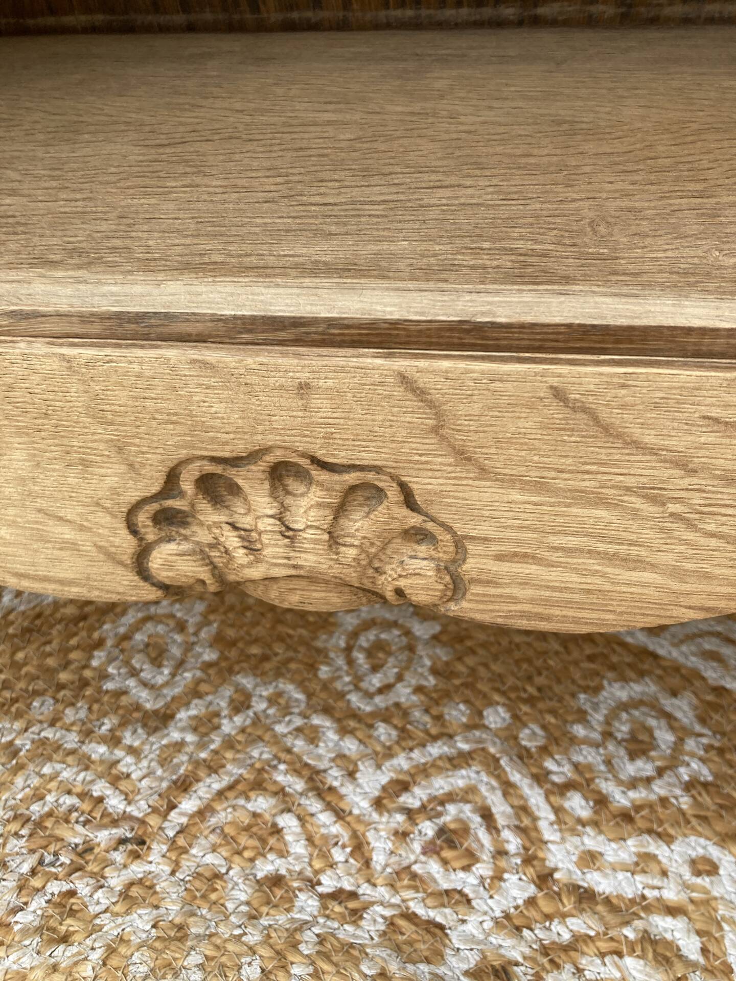 Beautiful oak sideboard, fully sanded, Louis XV style, with removable shelves.