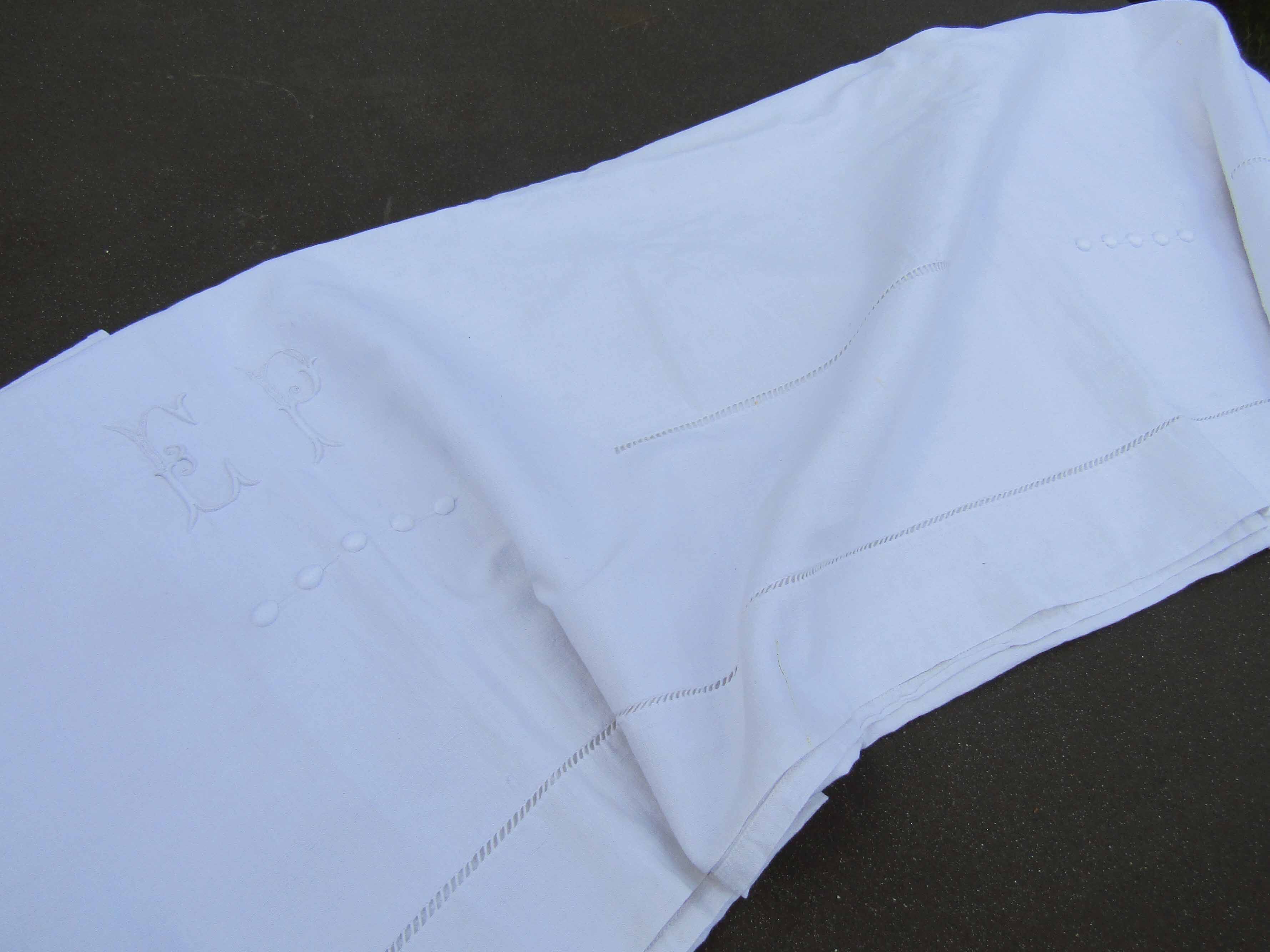 Ancien drap blanc monogrammé E.P coton brodé
