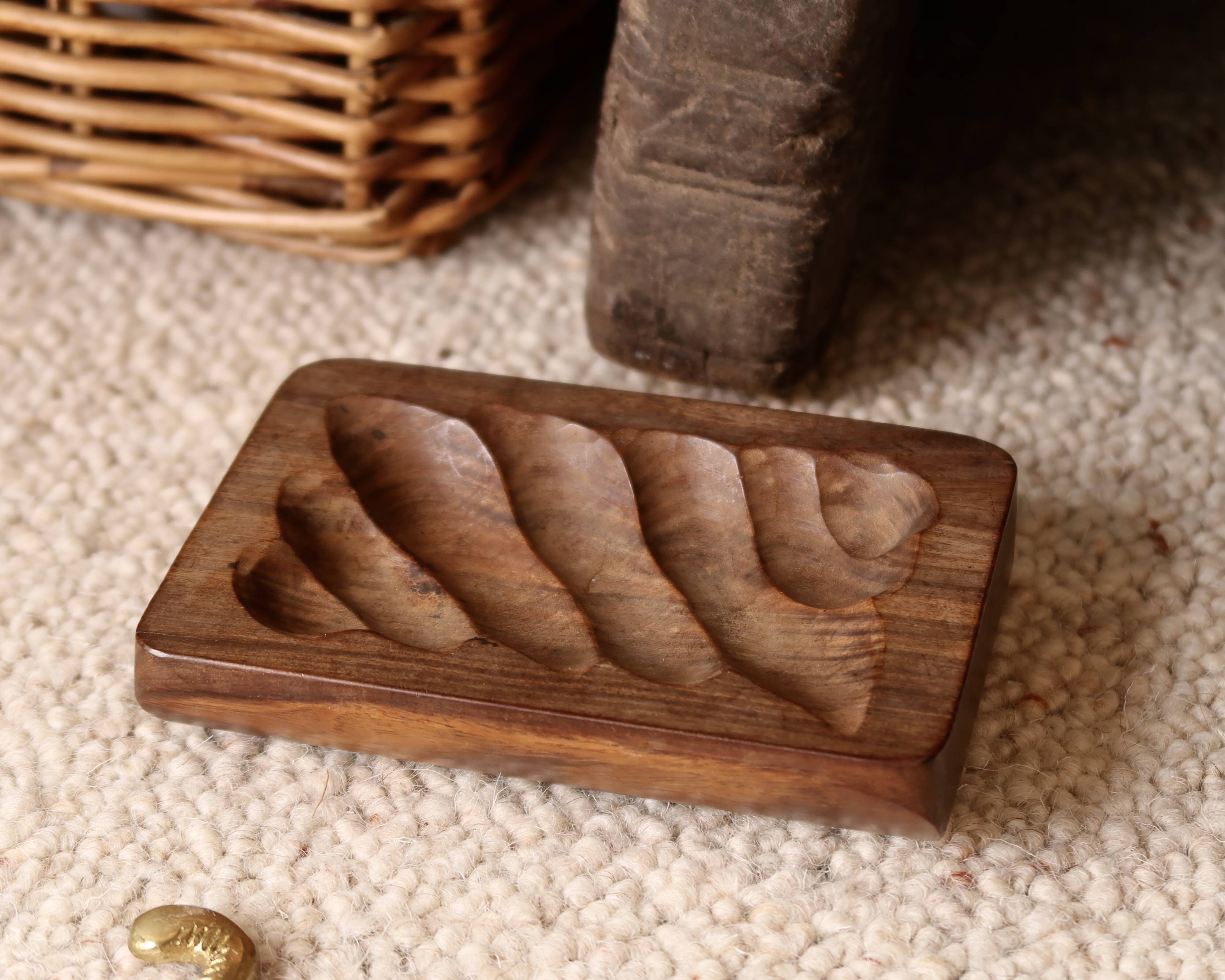 Signed wooden pocket emptier carved with a gouge, 1970s