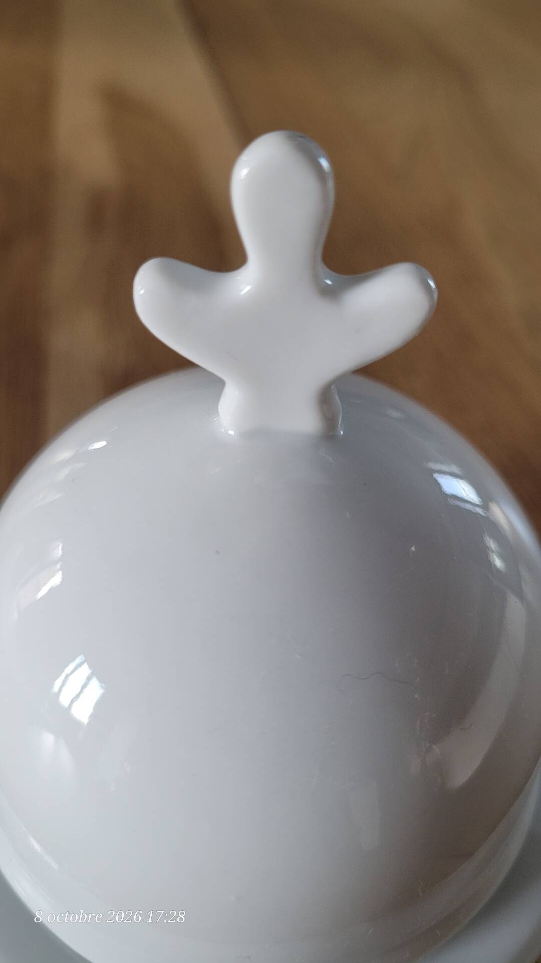 Beurrier en porcelaine blanche avec sa cloche assortie