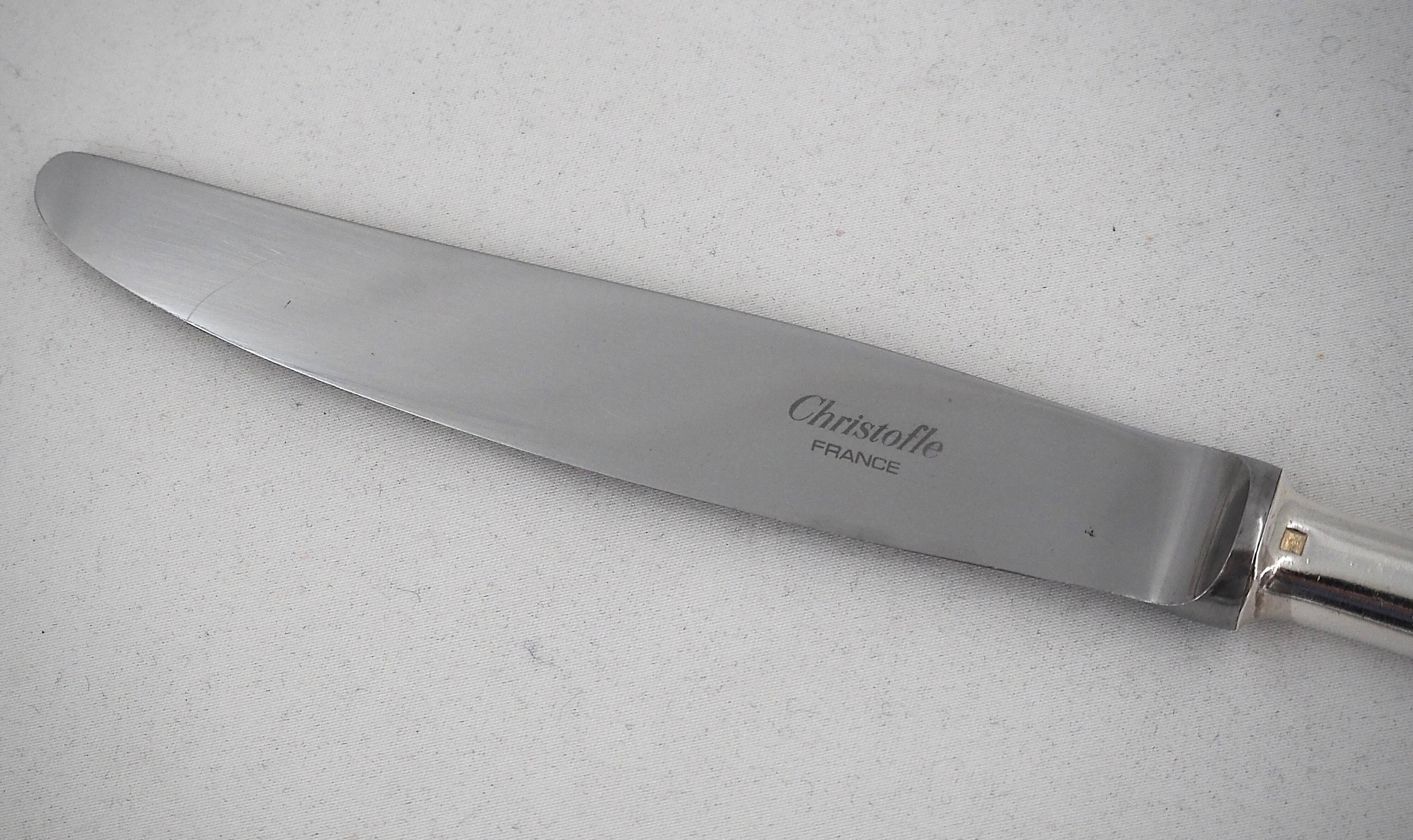 Christofle modèle Baguette, 12 couteaux de table en métal argenté, en parfait état.