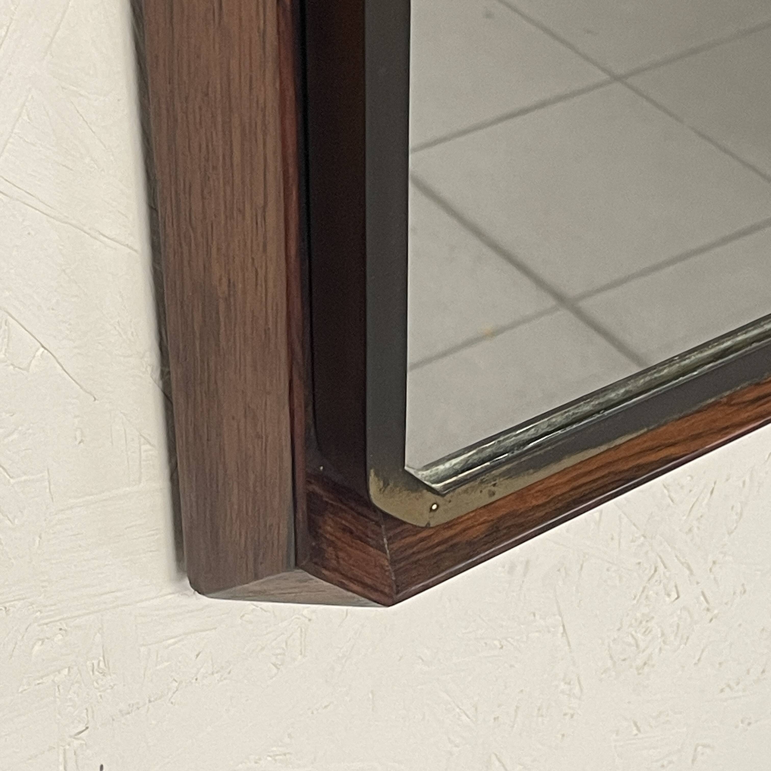Specchio da parete rettangolare degli anni '50 in legno e ottone