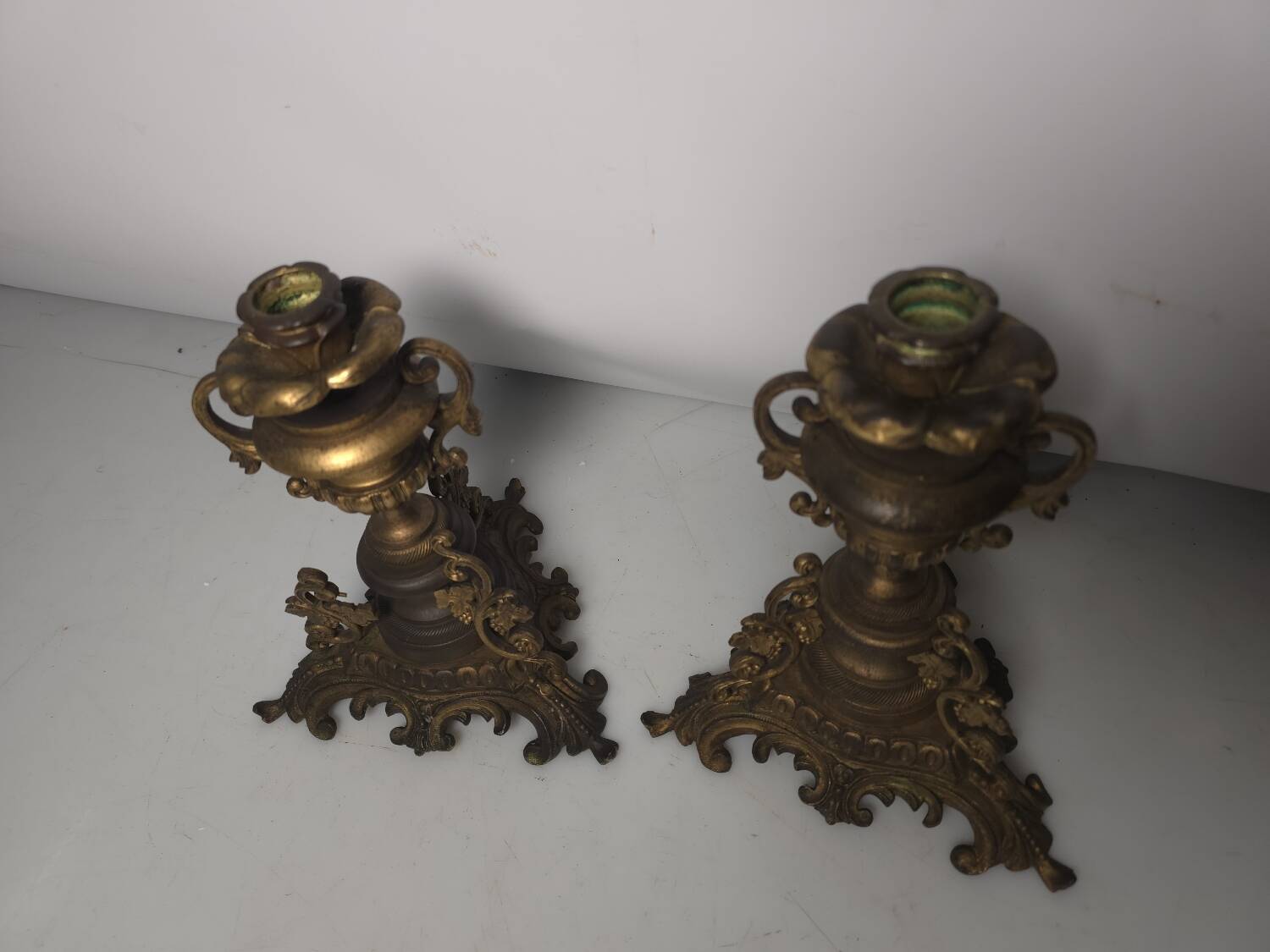 Bougeoirs en bronze avec grappes de raisins (la paire )