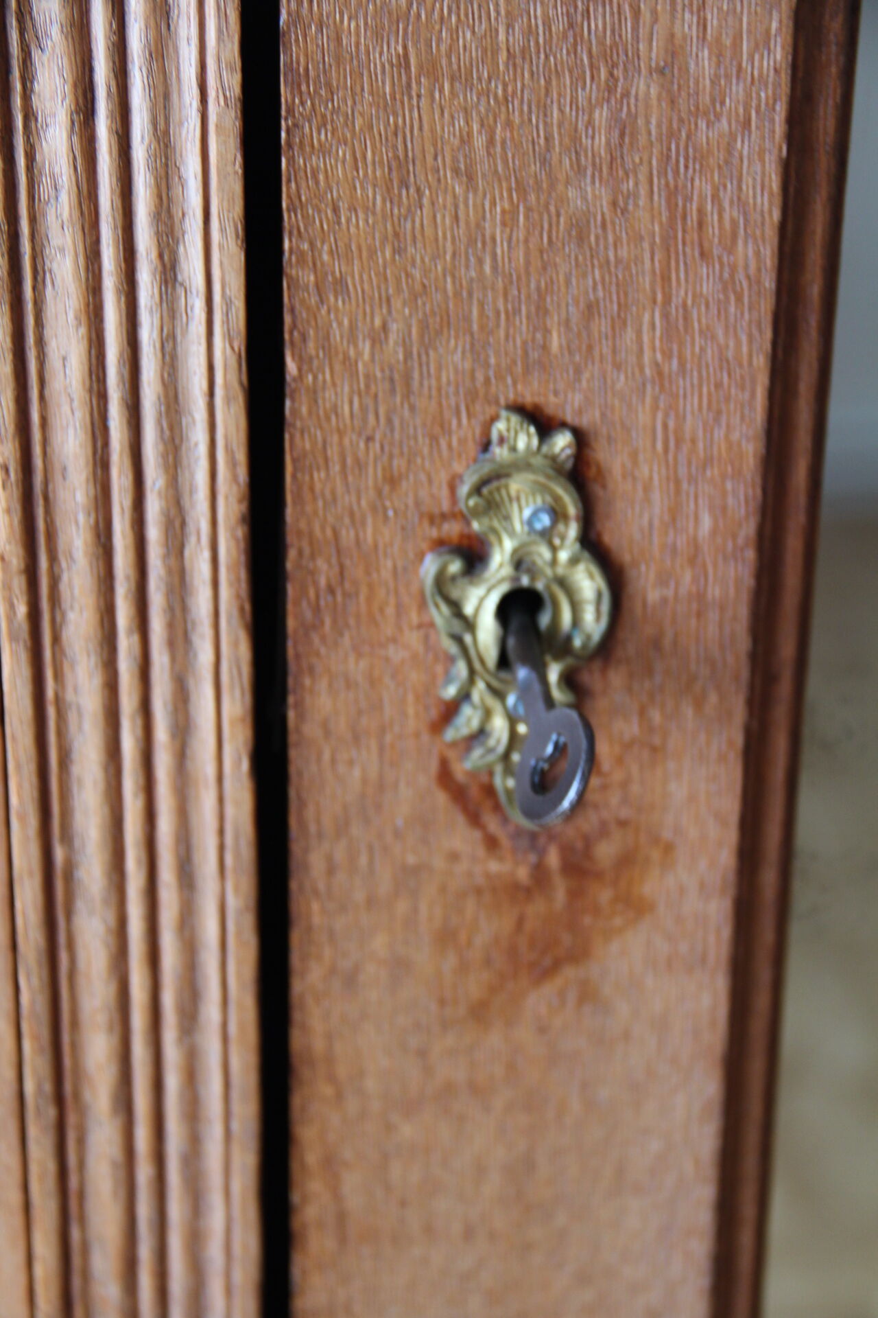 Louis XV style wardrobe in light oak, 3 beveled ice creams
