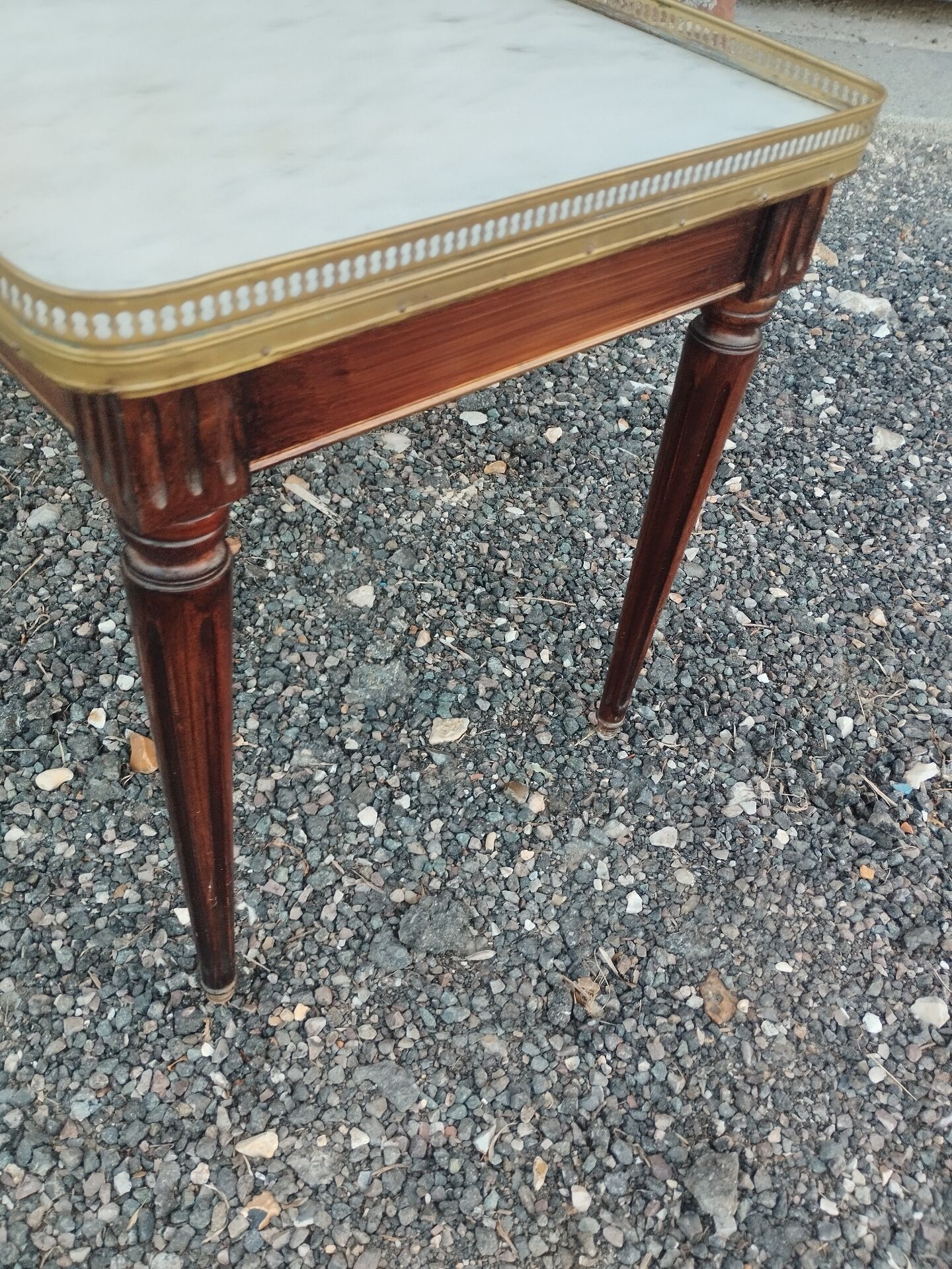 Table basse ancienne style louis xvi avec plateau marbre