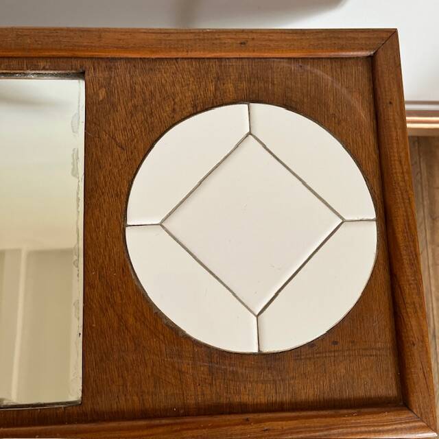 Table basse artisanale et fonctionnelle