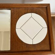 Table basse artisanale et fonctionnelle