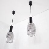 Paire de suspensions en verre de Murano marbré.