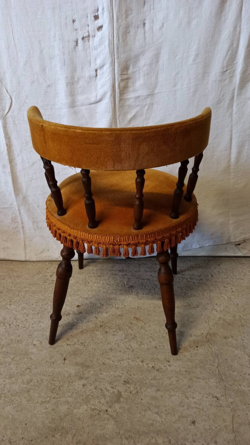 Chaise de chambre en velours ocre et pompons