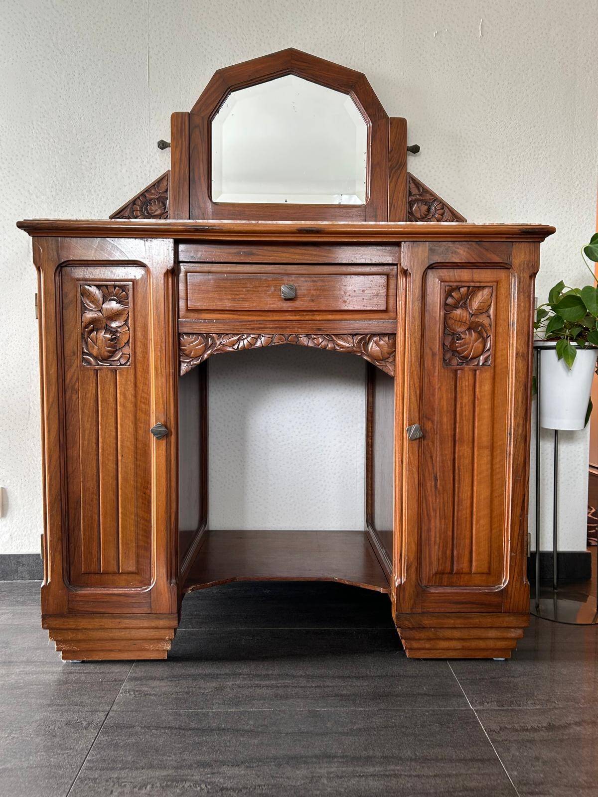 Art Deco hairdresser