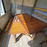 Extendable dining table