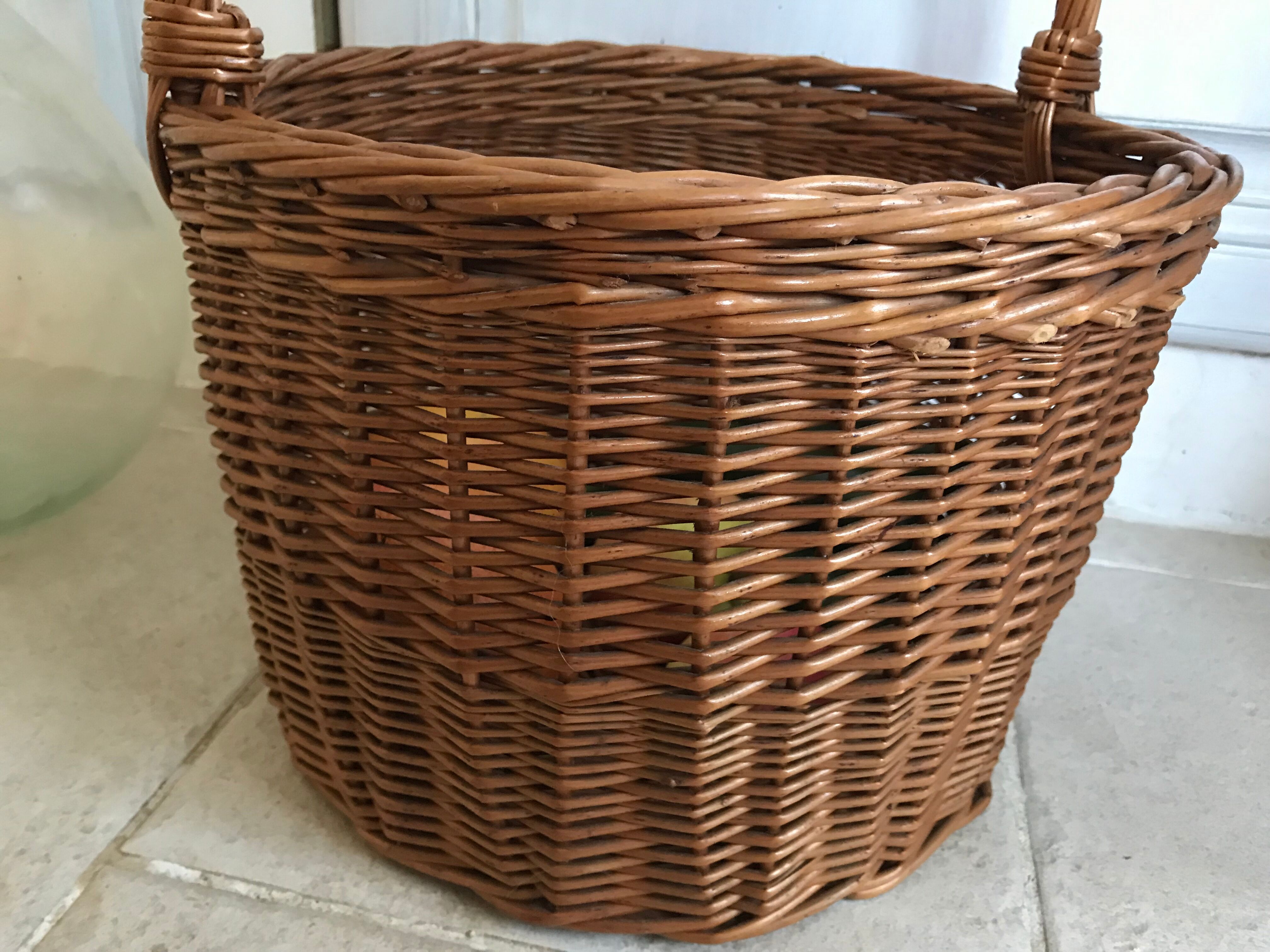 Round wicker basket