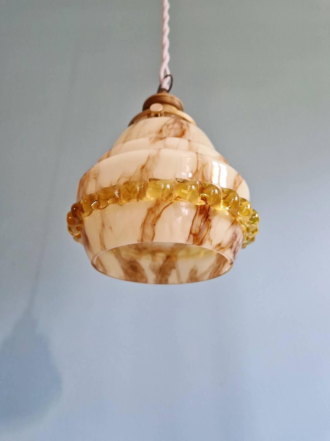 Duo de suspensions Art Déco en opaline et ouraline, 1920-30