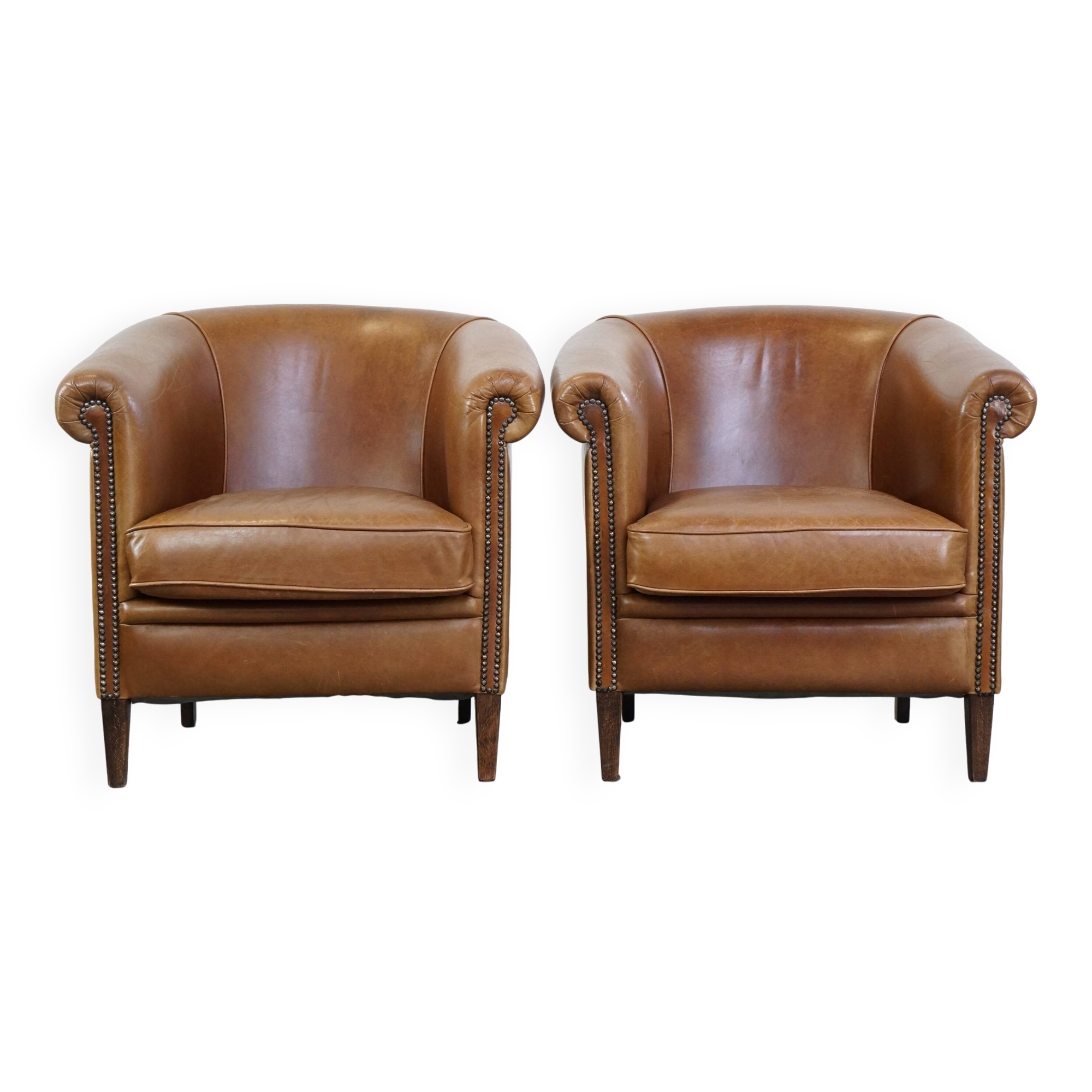 Set of 2 very comfortable light cognac-colored leather club armchairs in English style