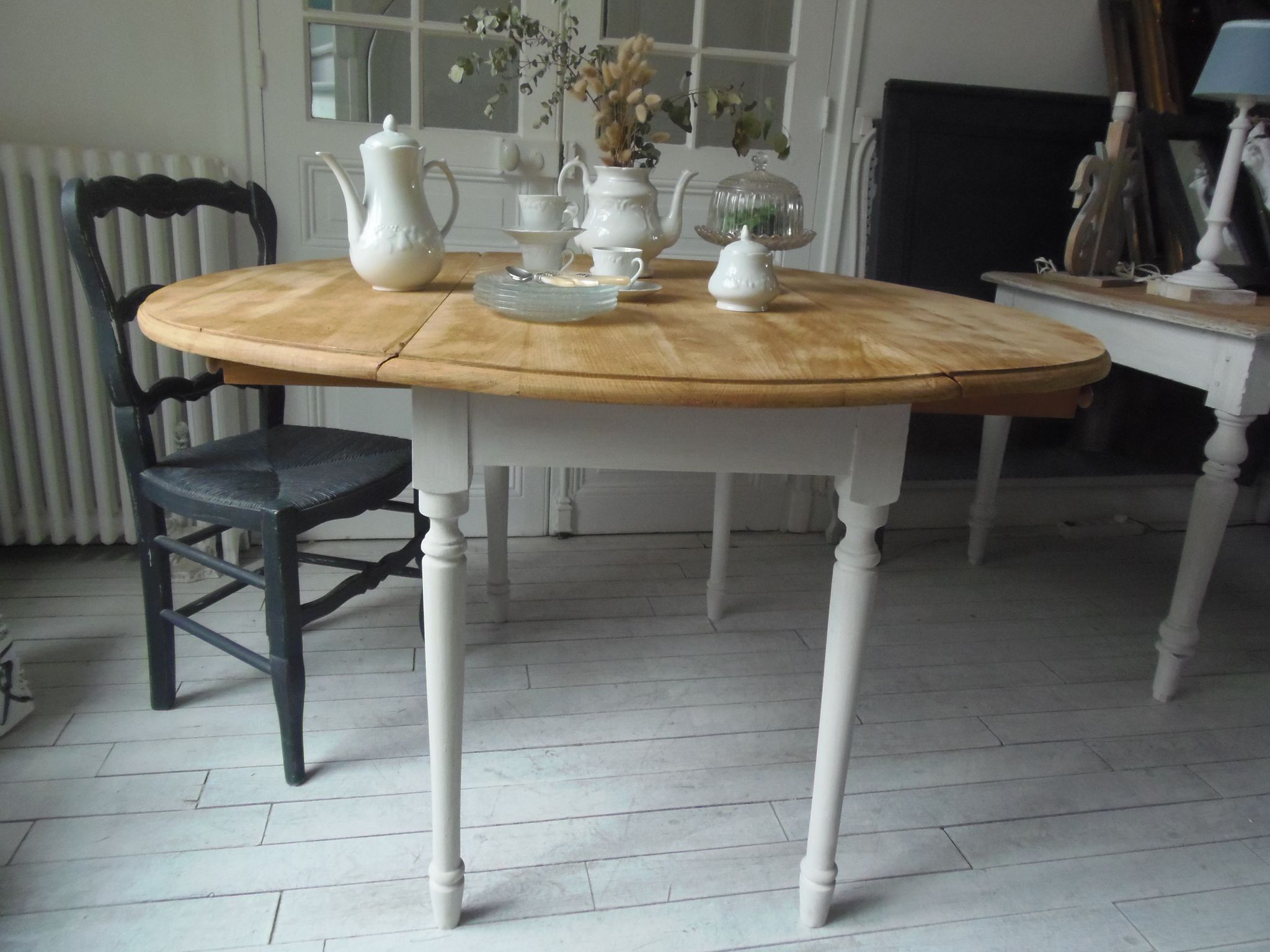 Round table with flaps