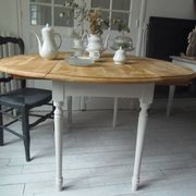 Round table with flaps