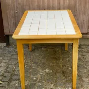 Table de cuisine en bois clair et plateau carrelé blanc – 122x80 cm