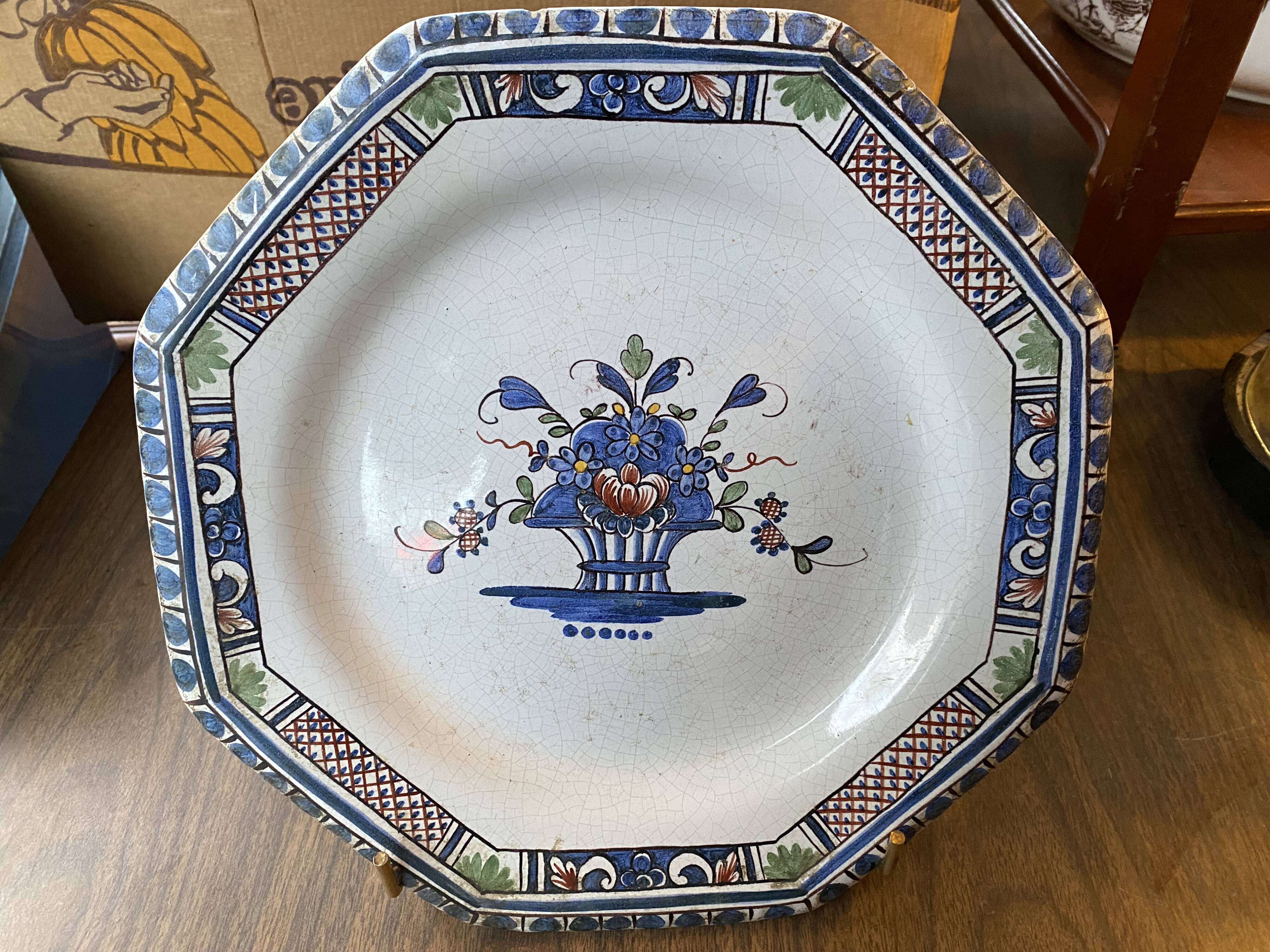 Plat en faïence