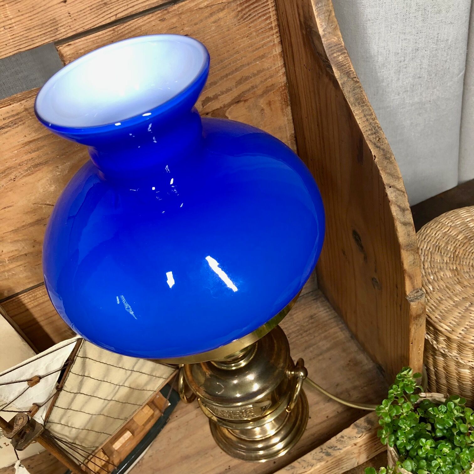 Lampe vintage “Virginia Beach” opaline & laiton