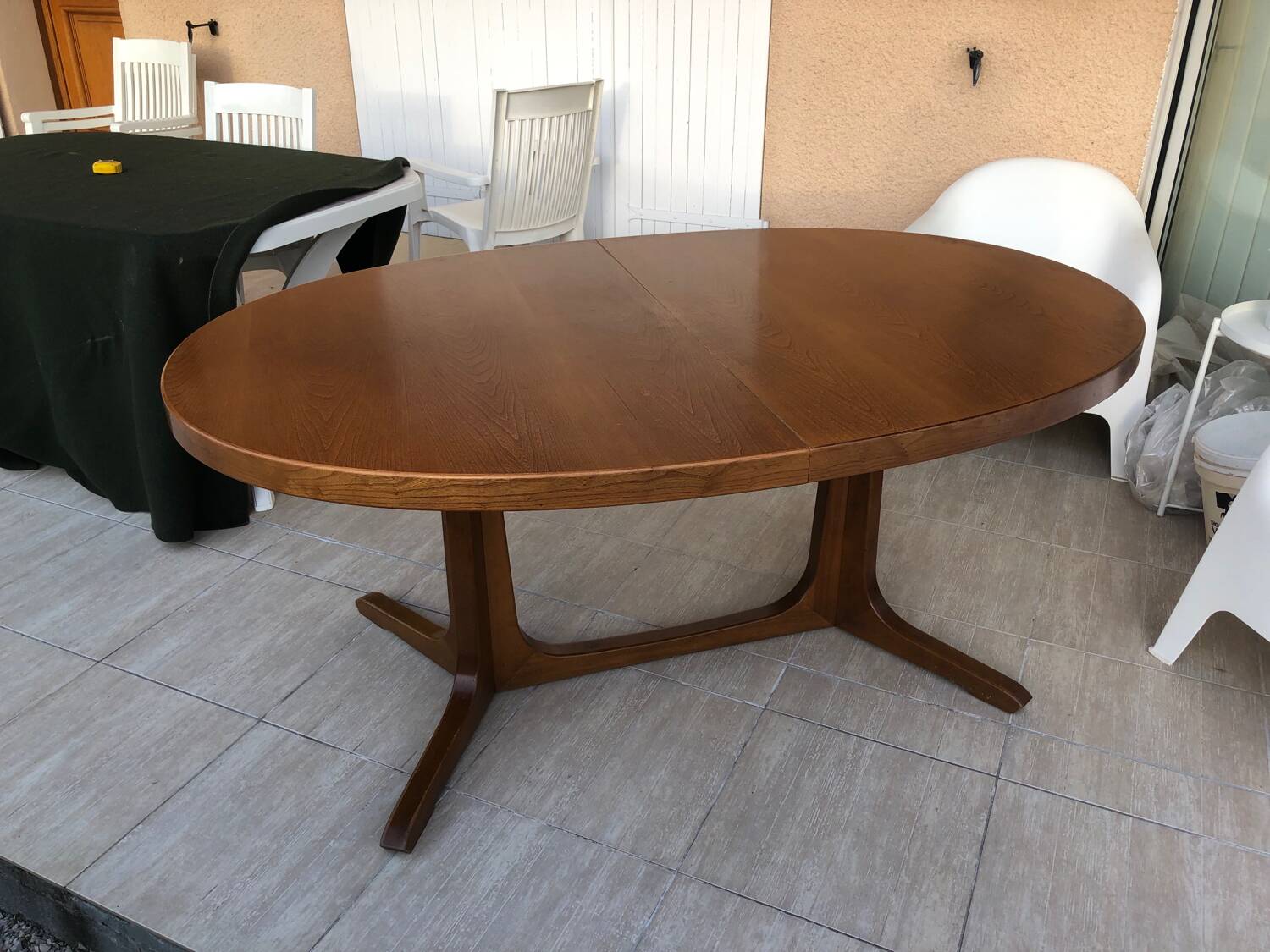 Baumann extendable oval dining table