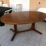 Baumann extendable oval dining table