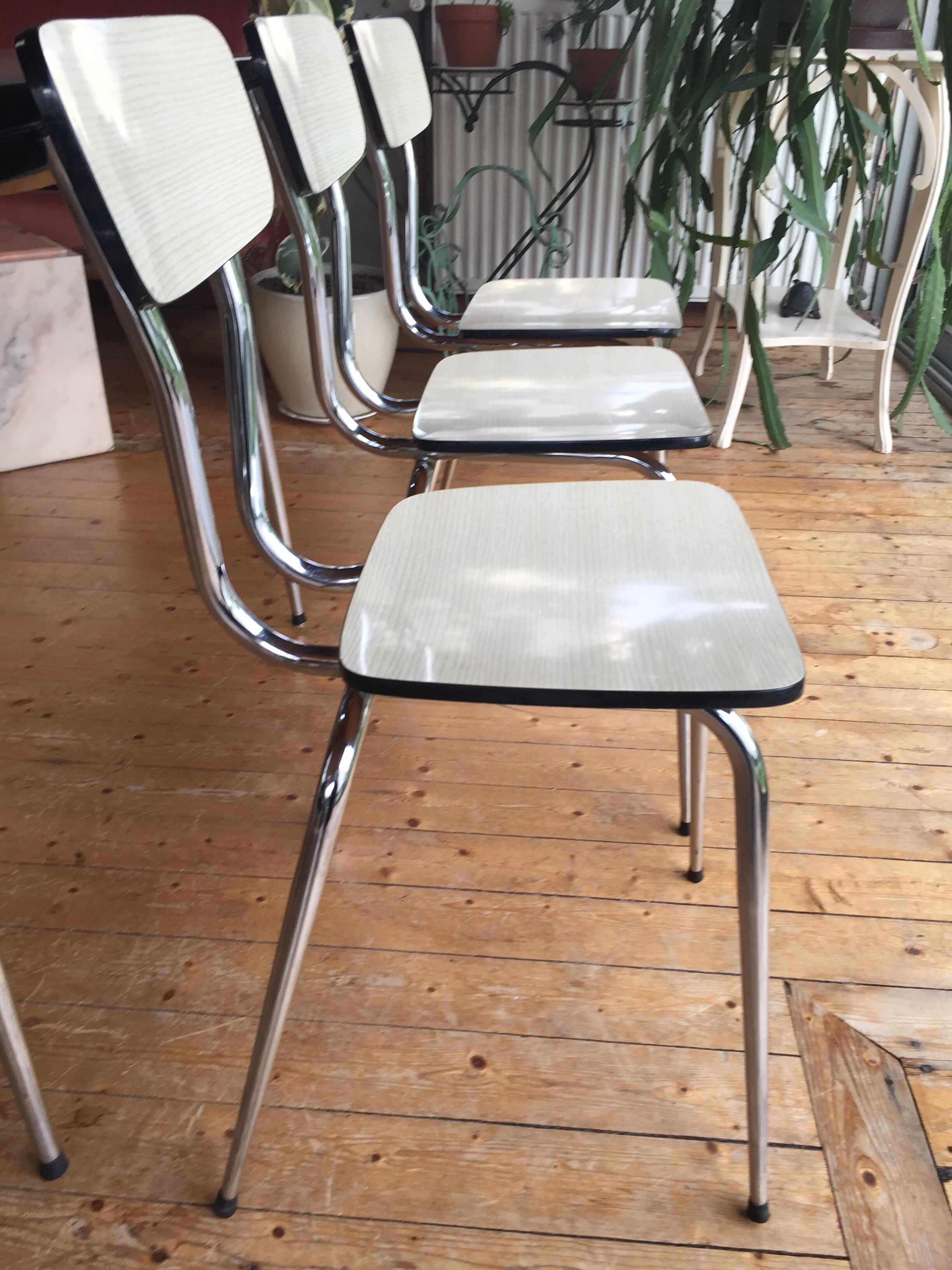 Table formica - 4 matching chairs