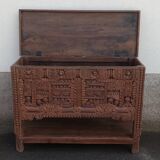 Coffre haut ancien en bois
