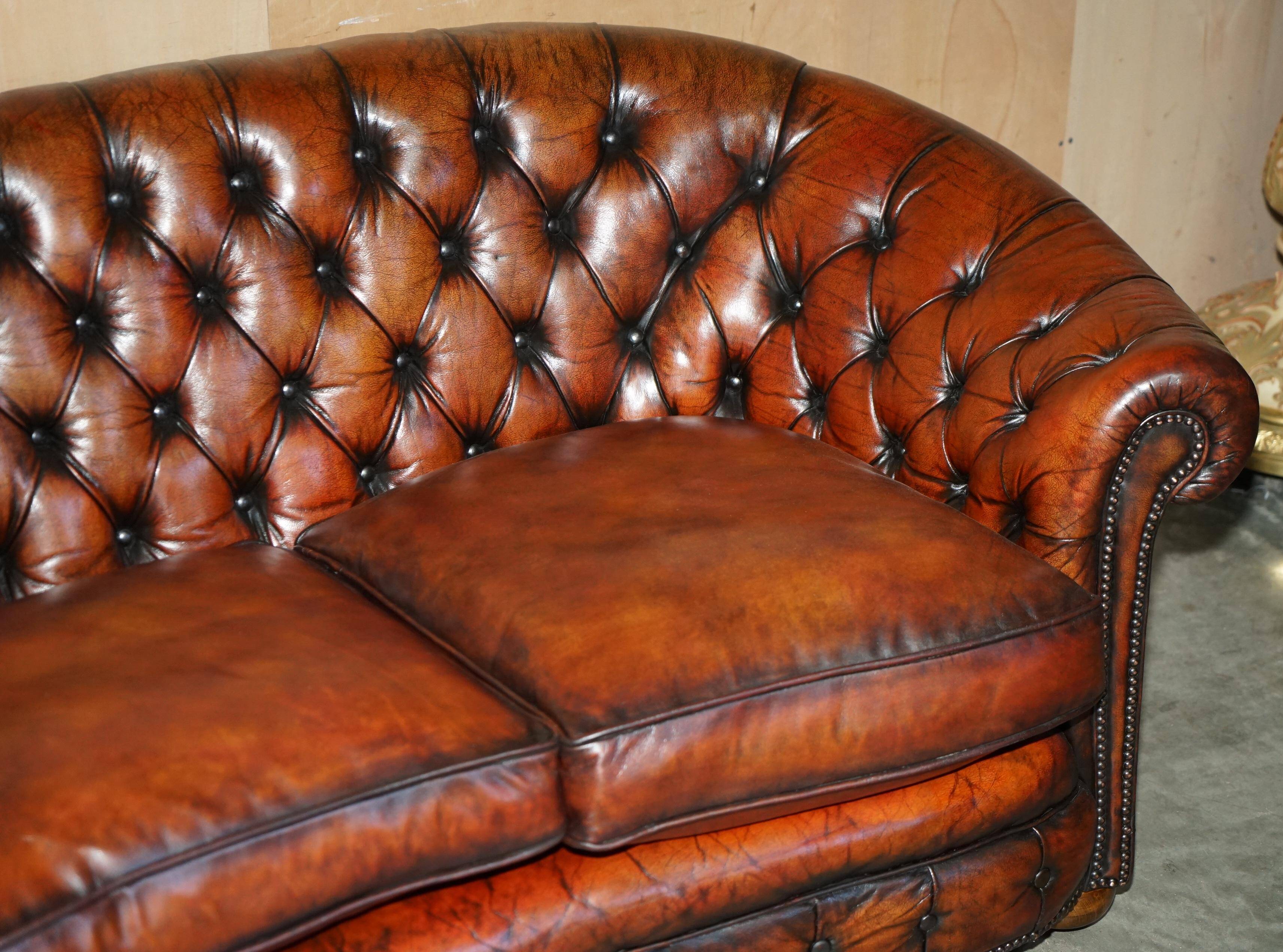 Curved Chesterfield canapé in hand-dyed vintage leather, fully restored.