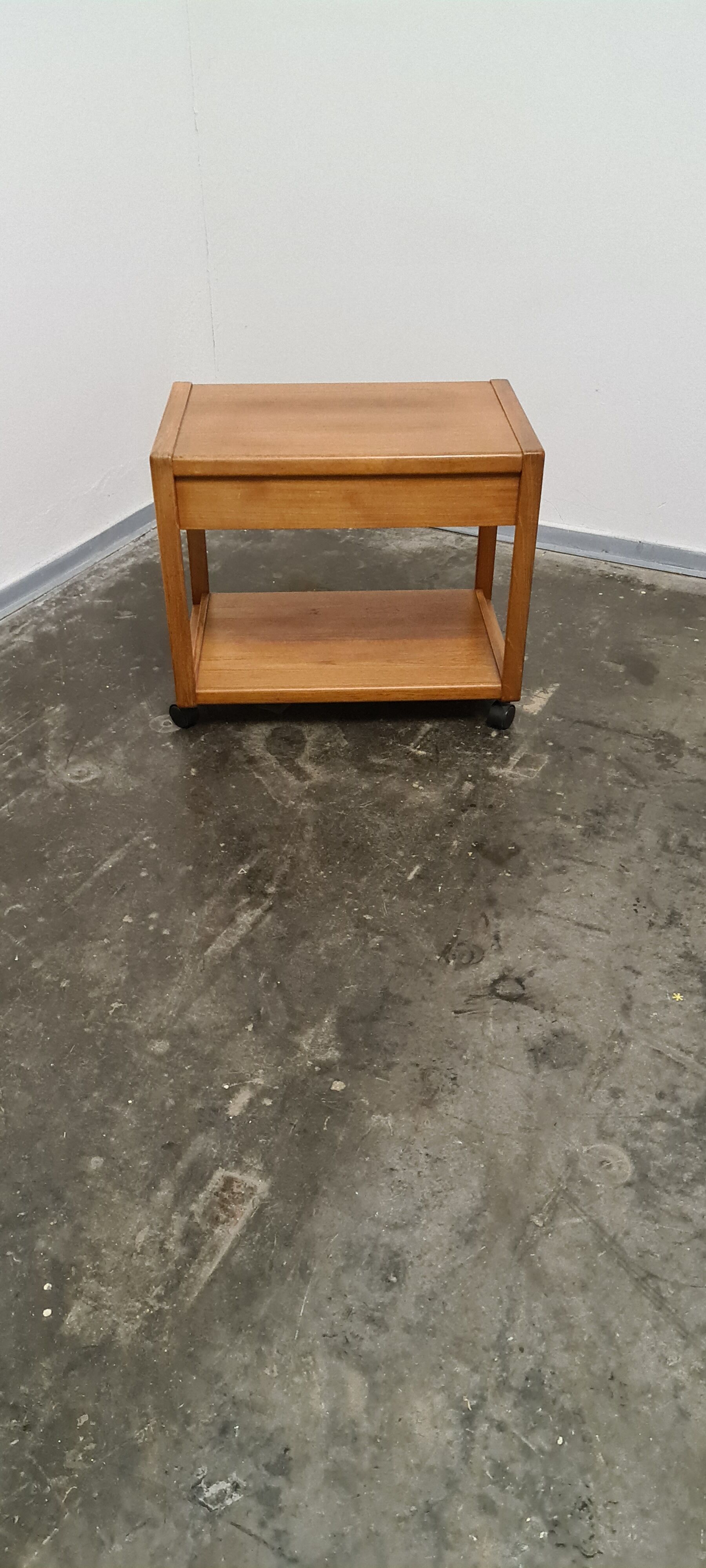 Table d’extrémité en teck vintage ou chariot tv