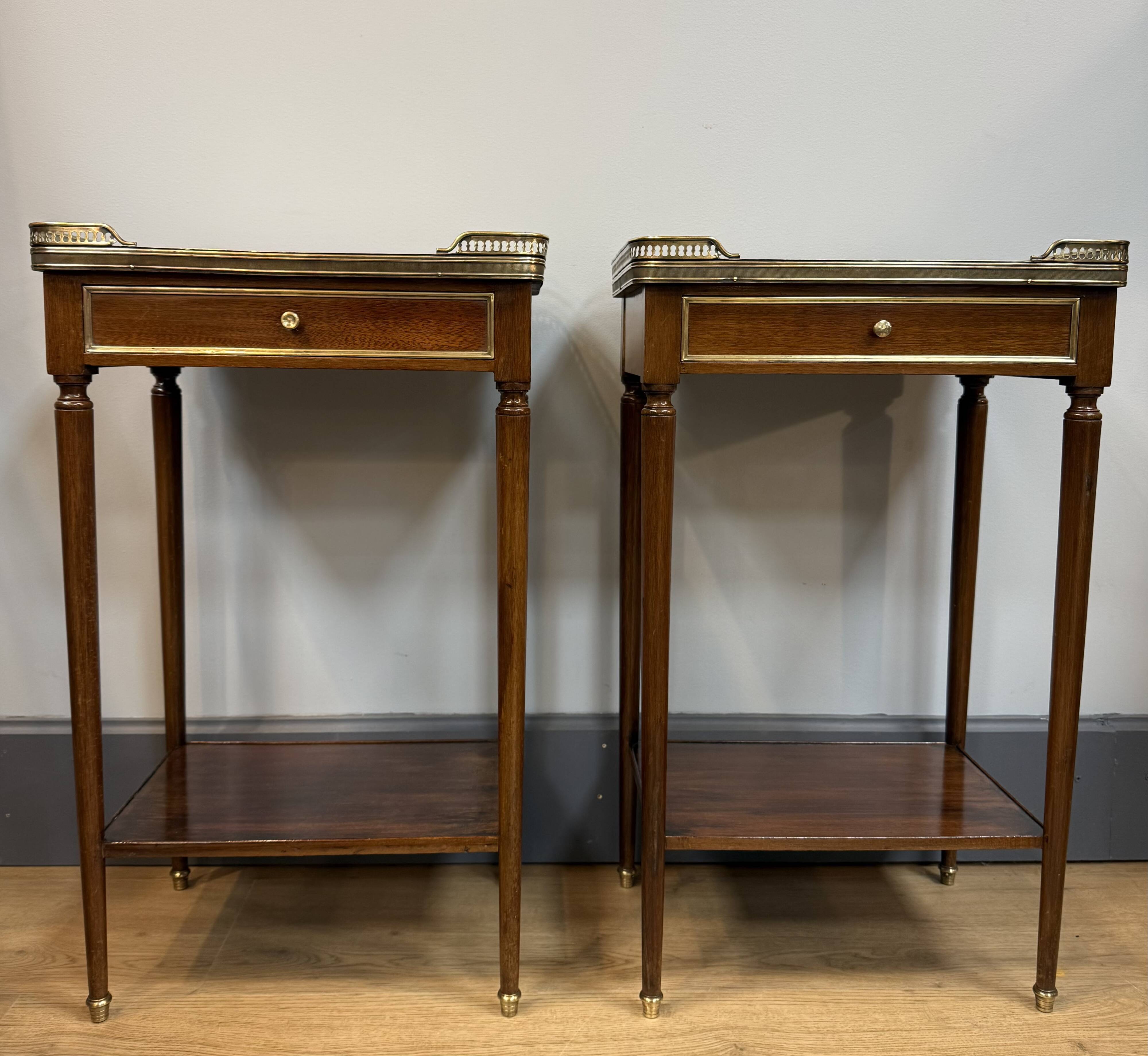 Paire de chevets style Louis XVI en acajou