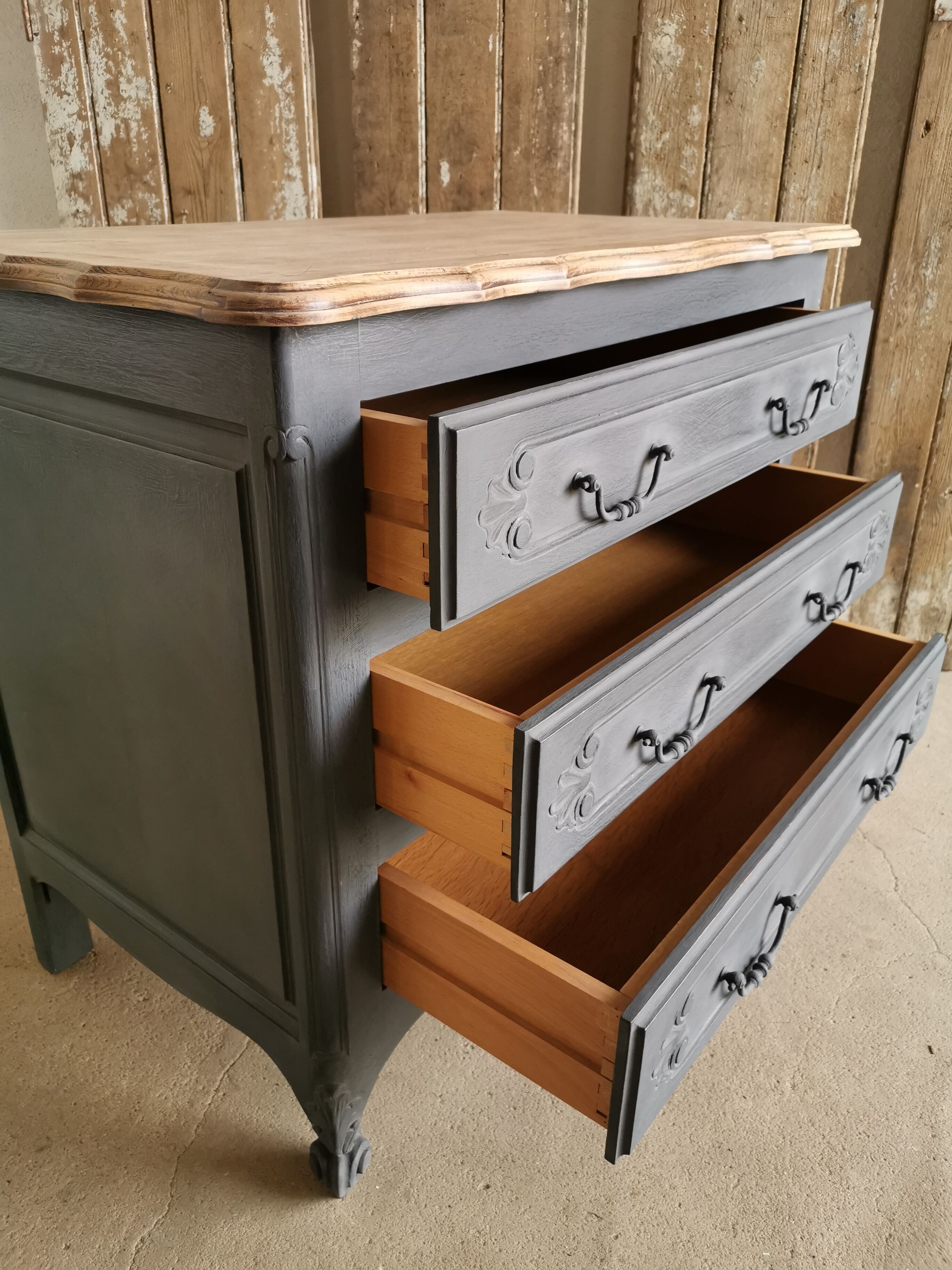 Antique chest of drawers