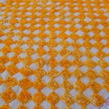 Tapis berbère à damiers jaune et blanc