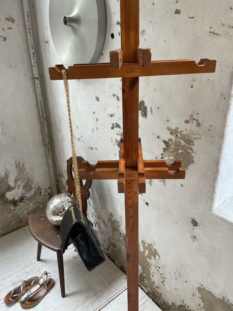 Patère wears pine coat 70