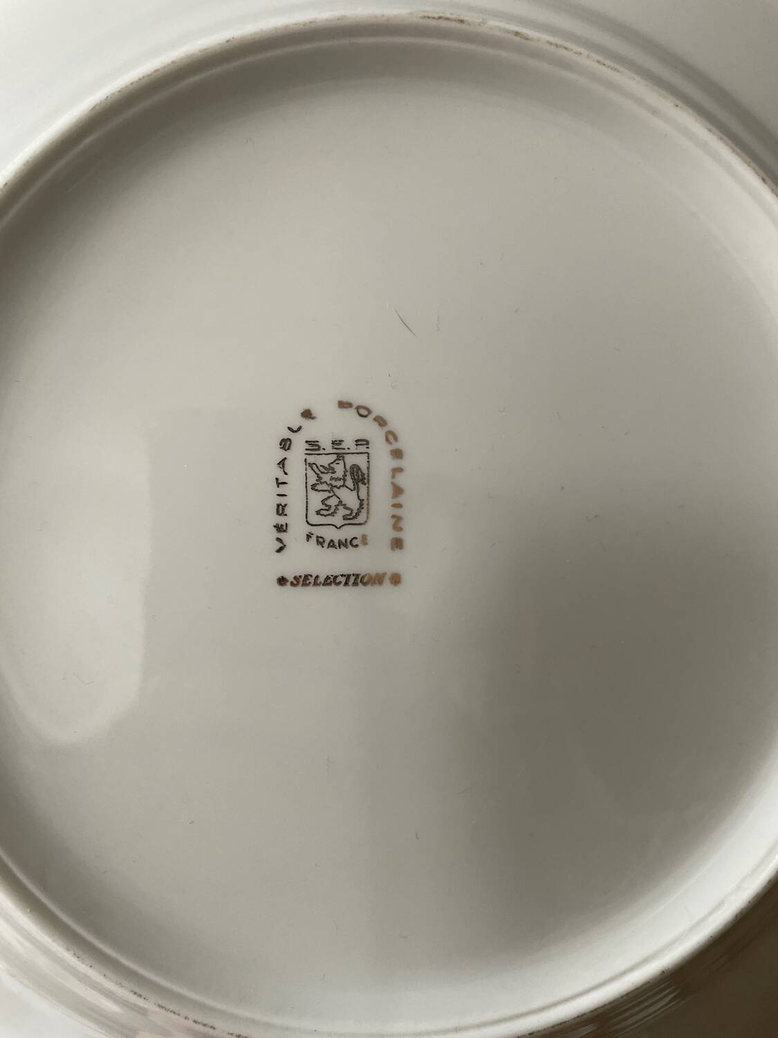 Série de 11 assiettes plates anciennes en porcelaine blanche et liserés dorés