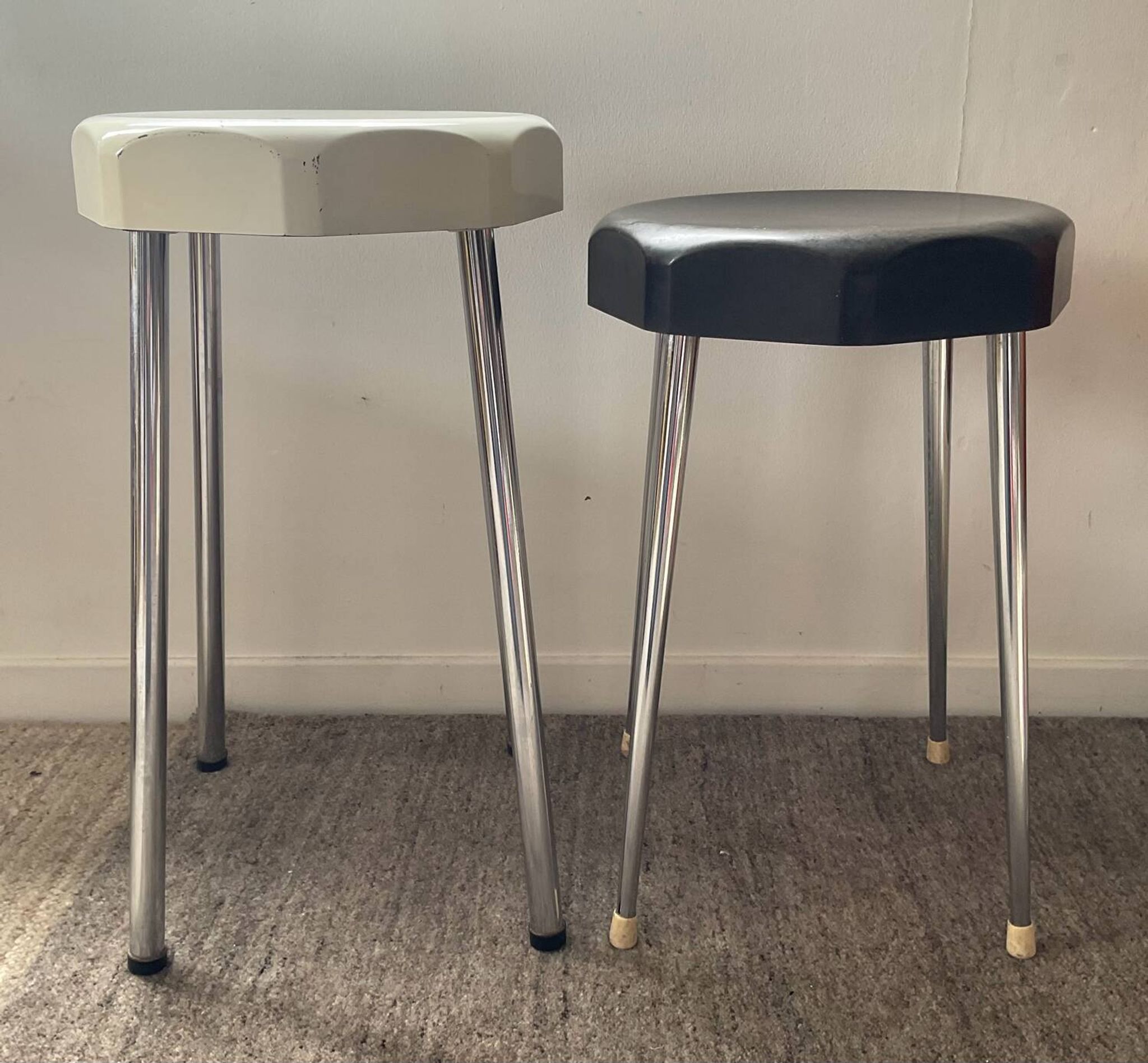 Duo de tabourets en bakélite, années 50