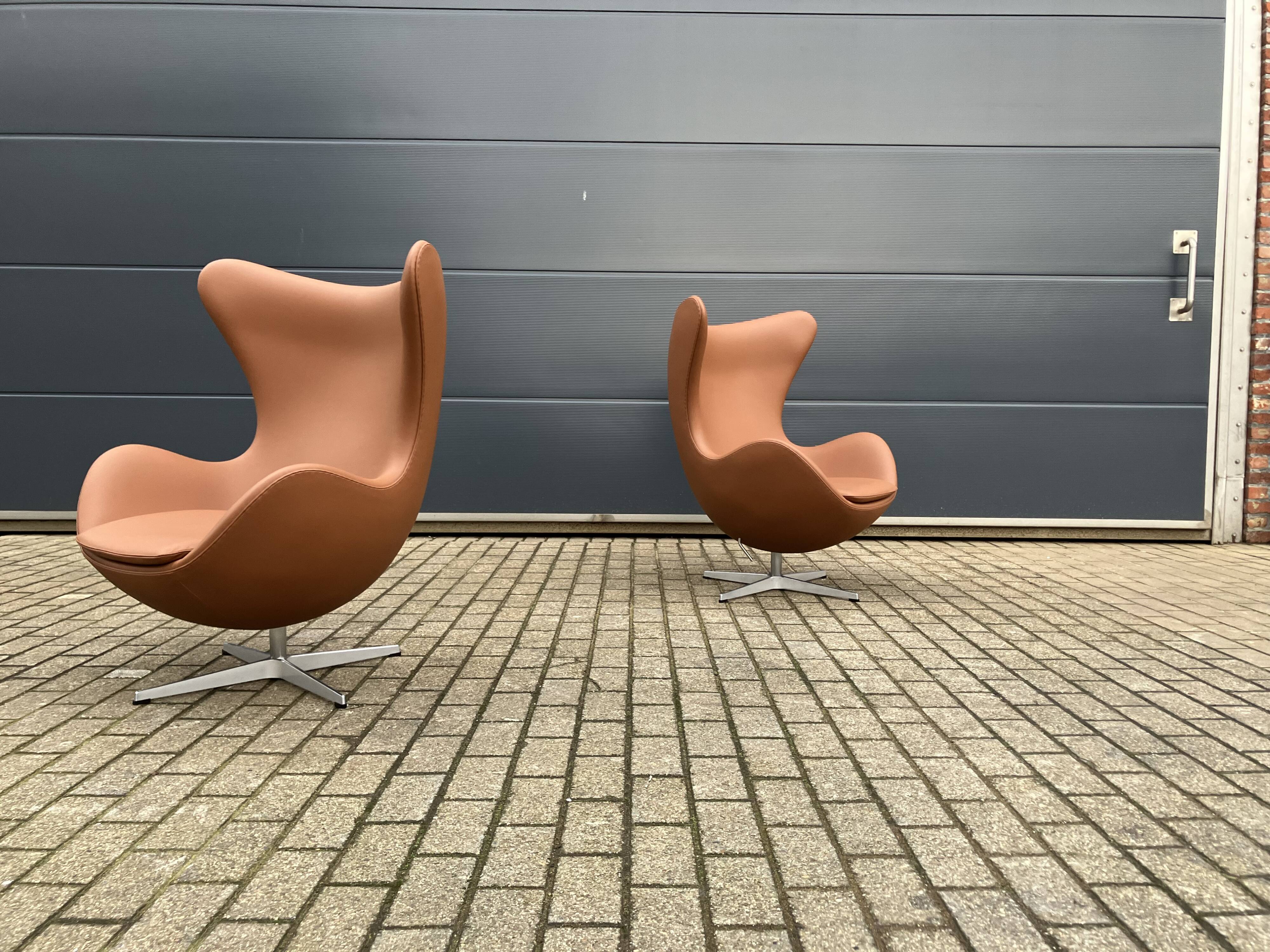 2x Fritz Hansen Egg chair by Arne Jacobsen in Cognac leather, new condition!