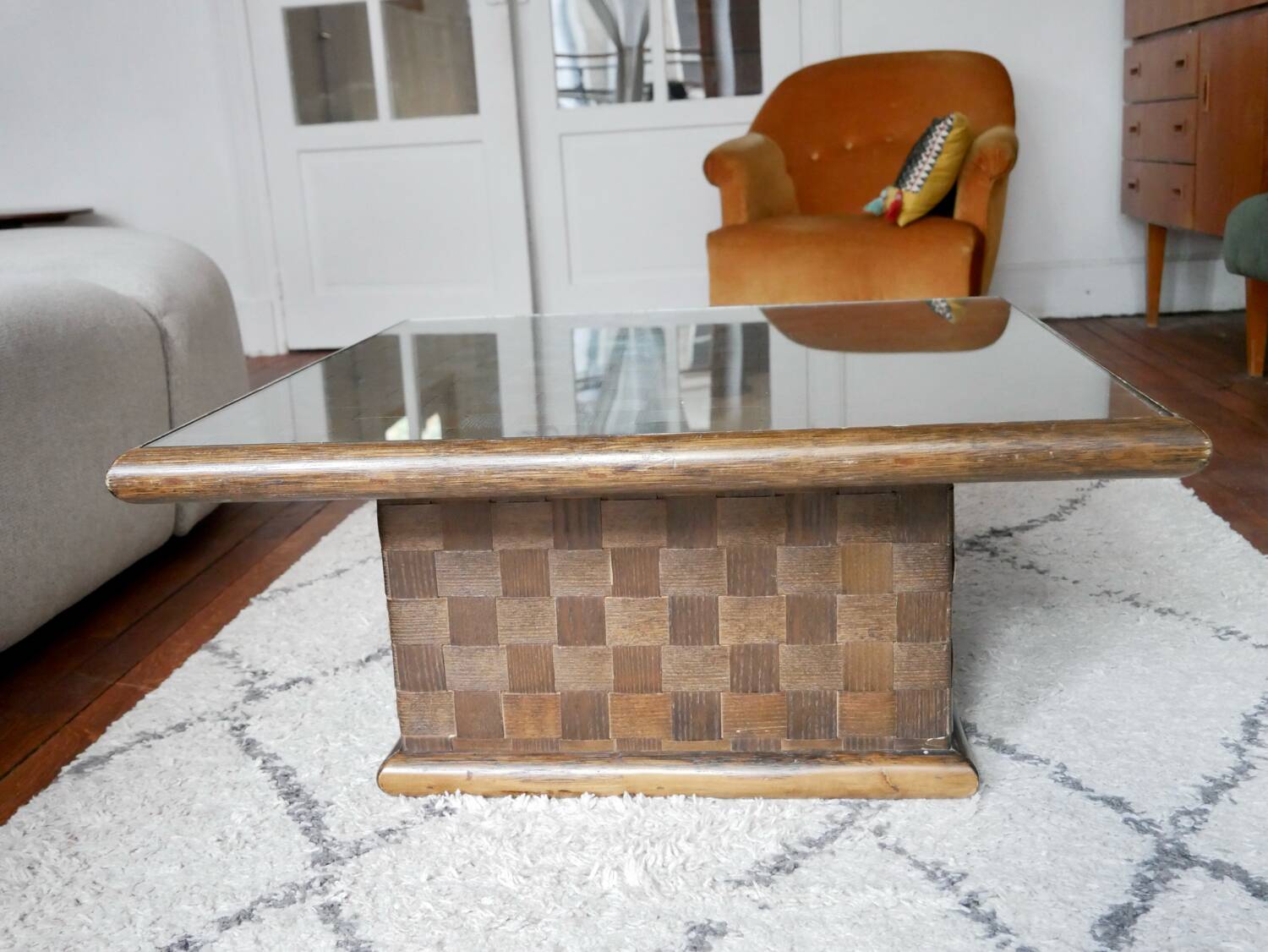 Square table in woven chestnut, with glass top