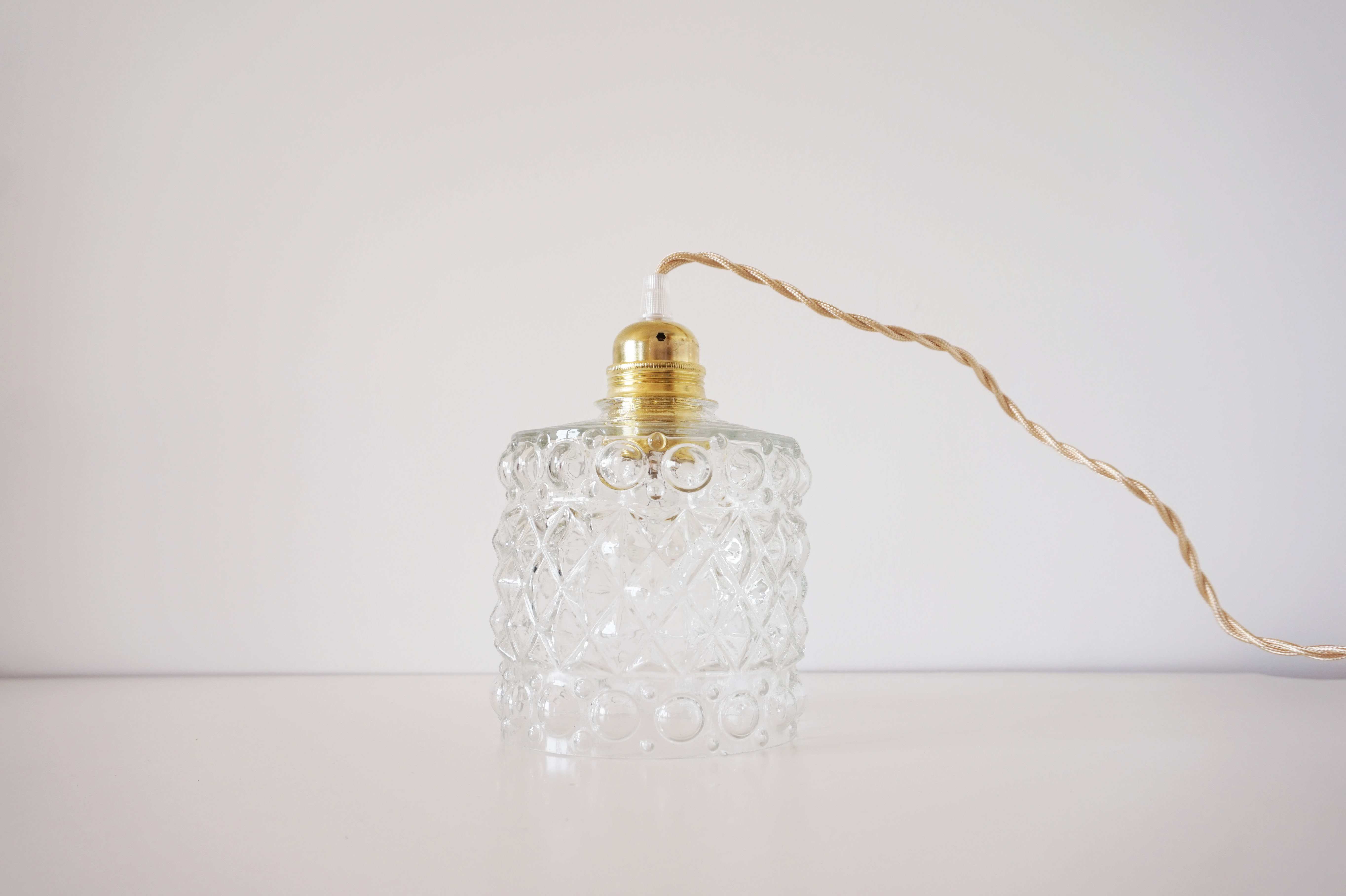 Suspension ballad molded glass globe