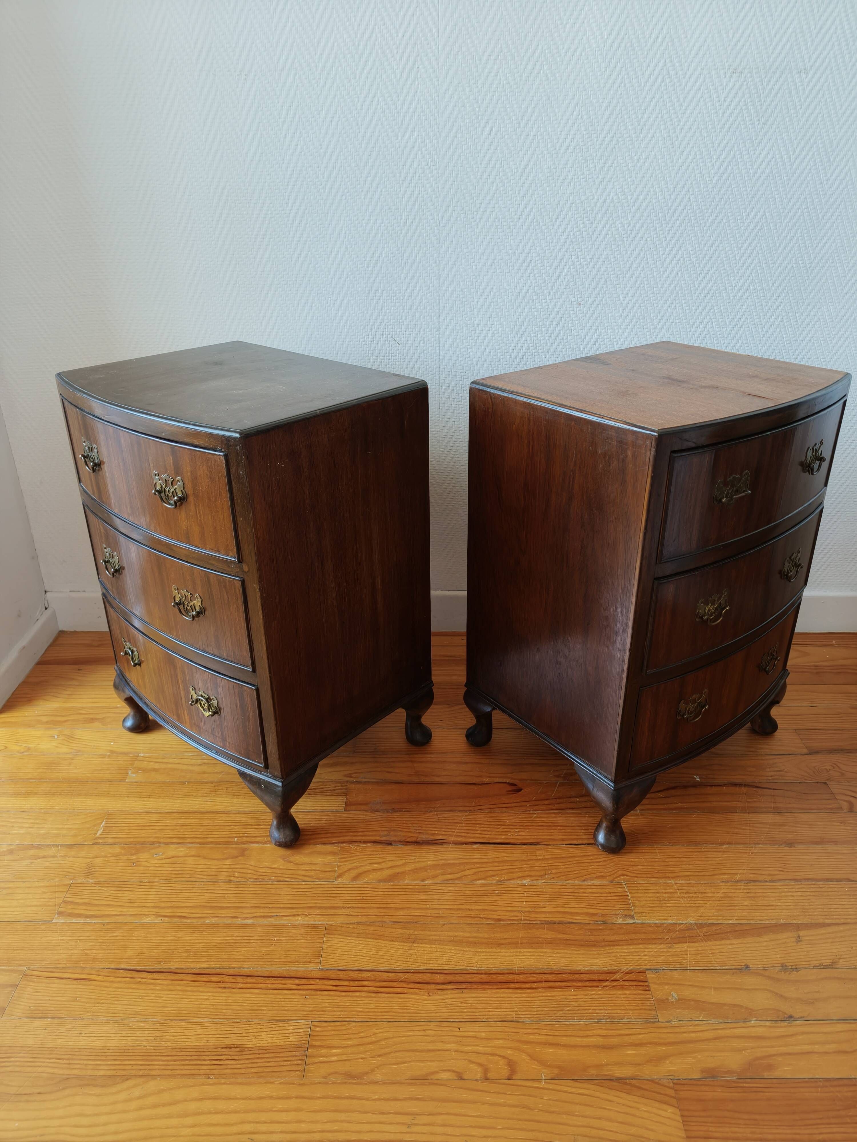 Paire de petites commodes anglaises style Queen Anne – années 1950