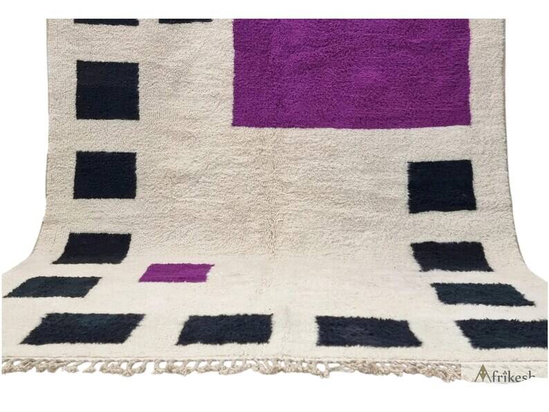 Off-white rug with geometric patterns, 200cm x 250cm