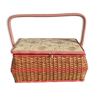 Rattan worker and vintage scoubidou