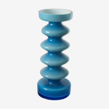 Vase en opaline bleue