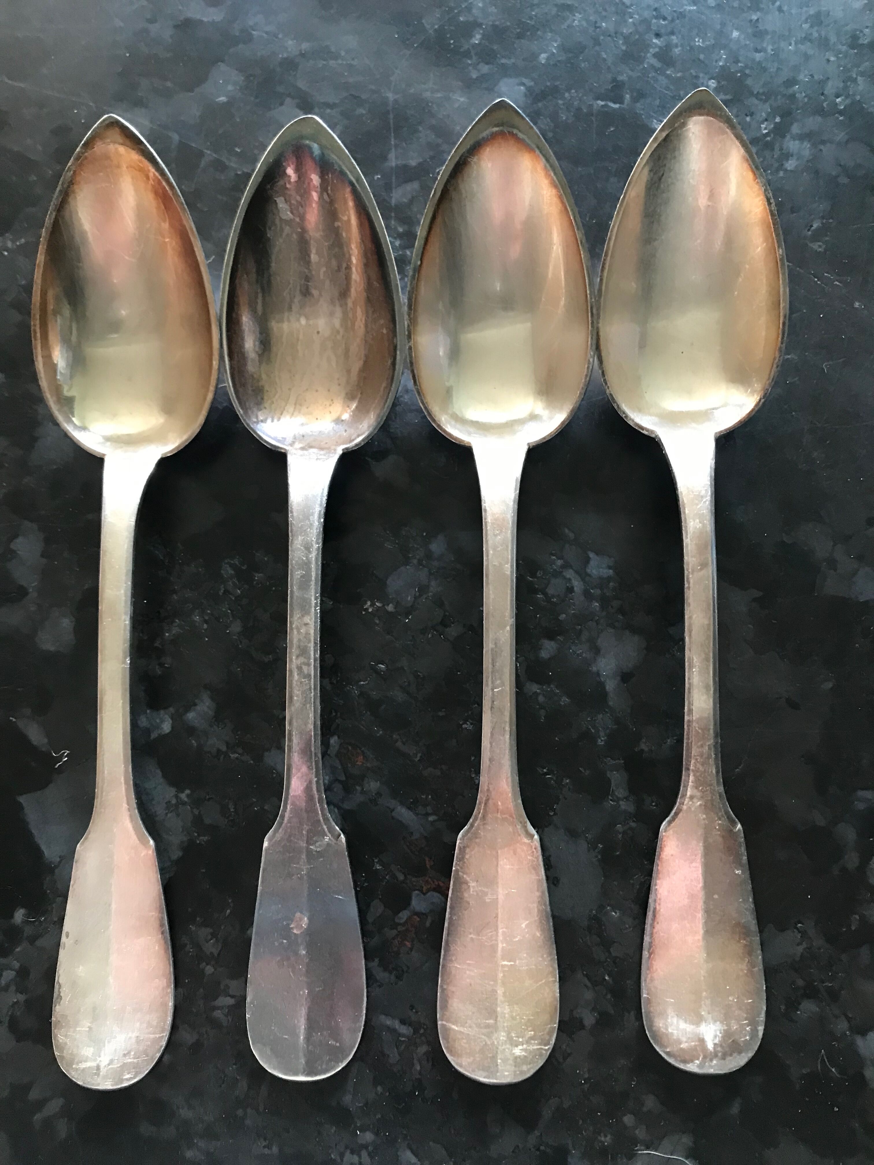 Pop-up Christmas 2022 Set of 4 silver spoons dating from the early twentieth century.