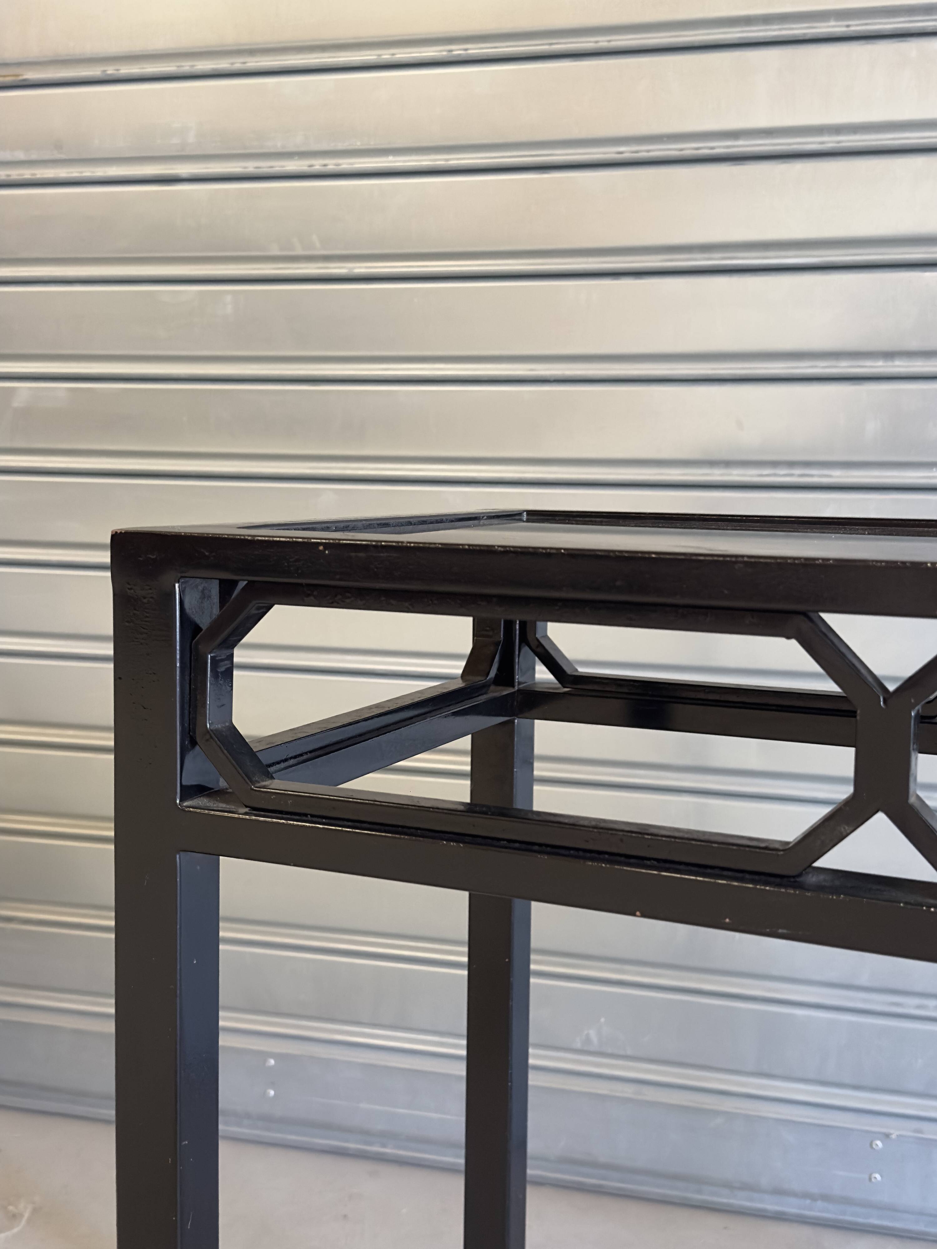 Console noire en métal et plateau de verre