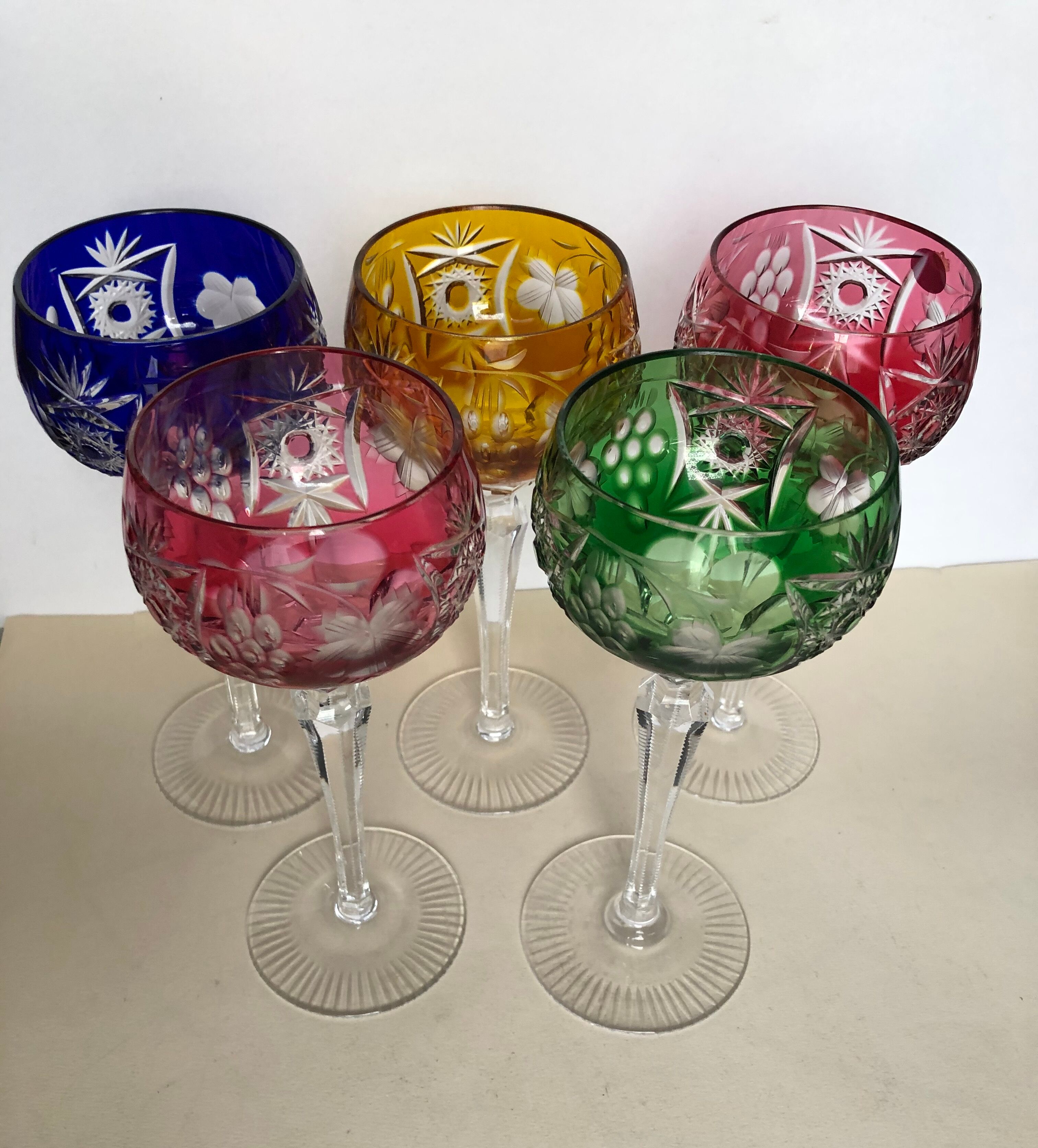 Ensemble de cinq verres à pied en cristal de couleur